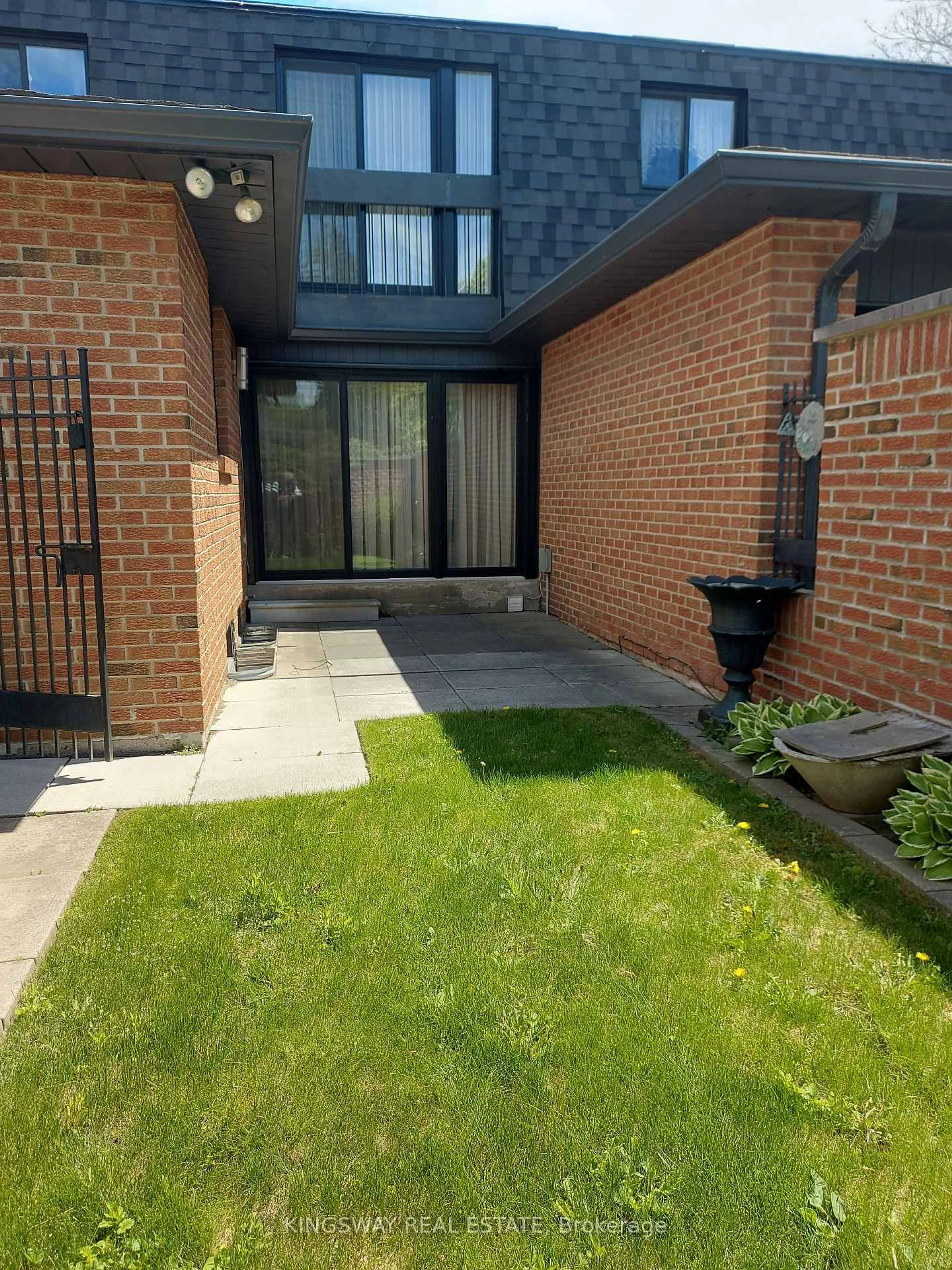 A pic from outside/outdoor area/front of a property/back of a property/a pic from drone, street for 20 Mineola Rd #101, Mississauga Ontario L5G 4N9
