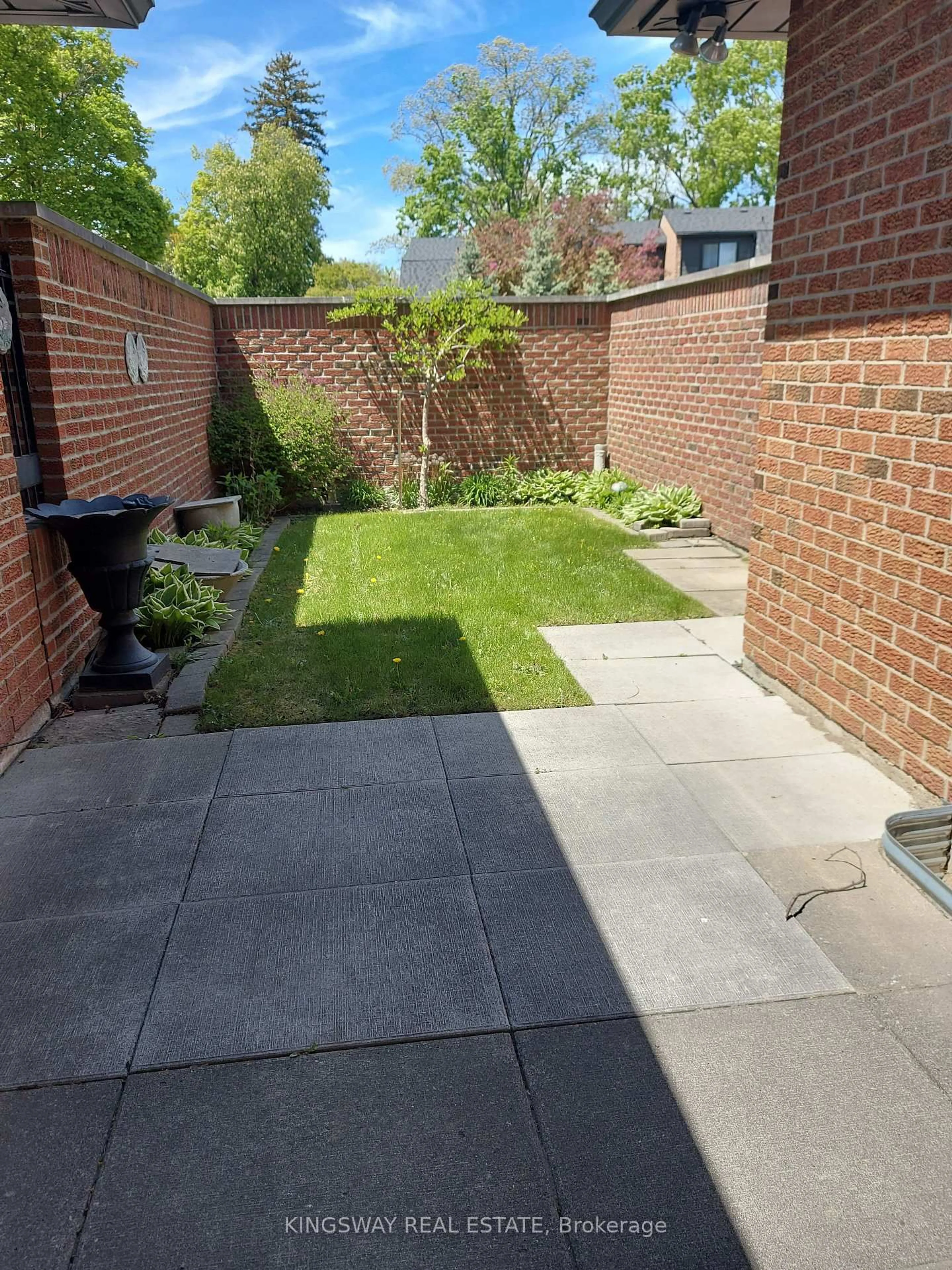 Patio, street for 20 Mineola Rd #101, Mississauga Ontario L5G 4N9