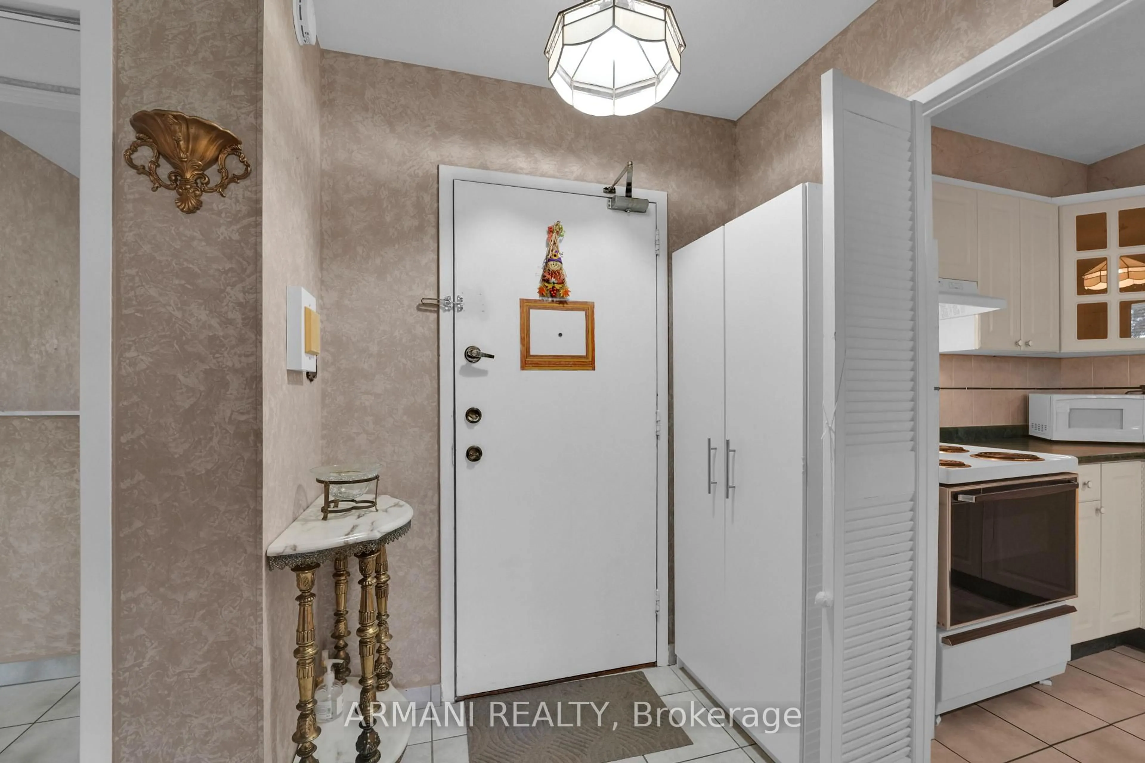 Indoor entryway for 3460 Keele St #210, Toronto Ontario M3J 1L9