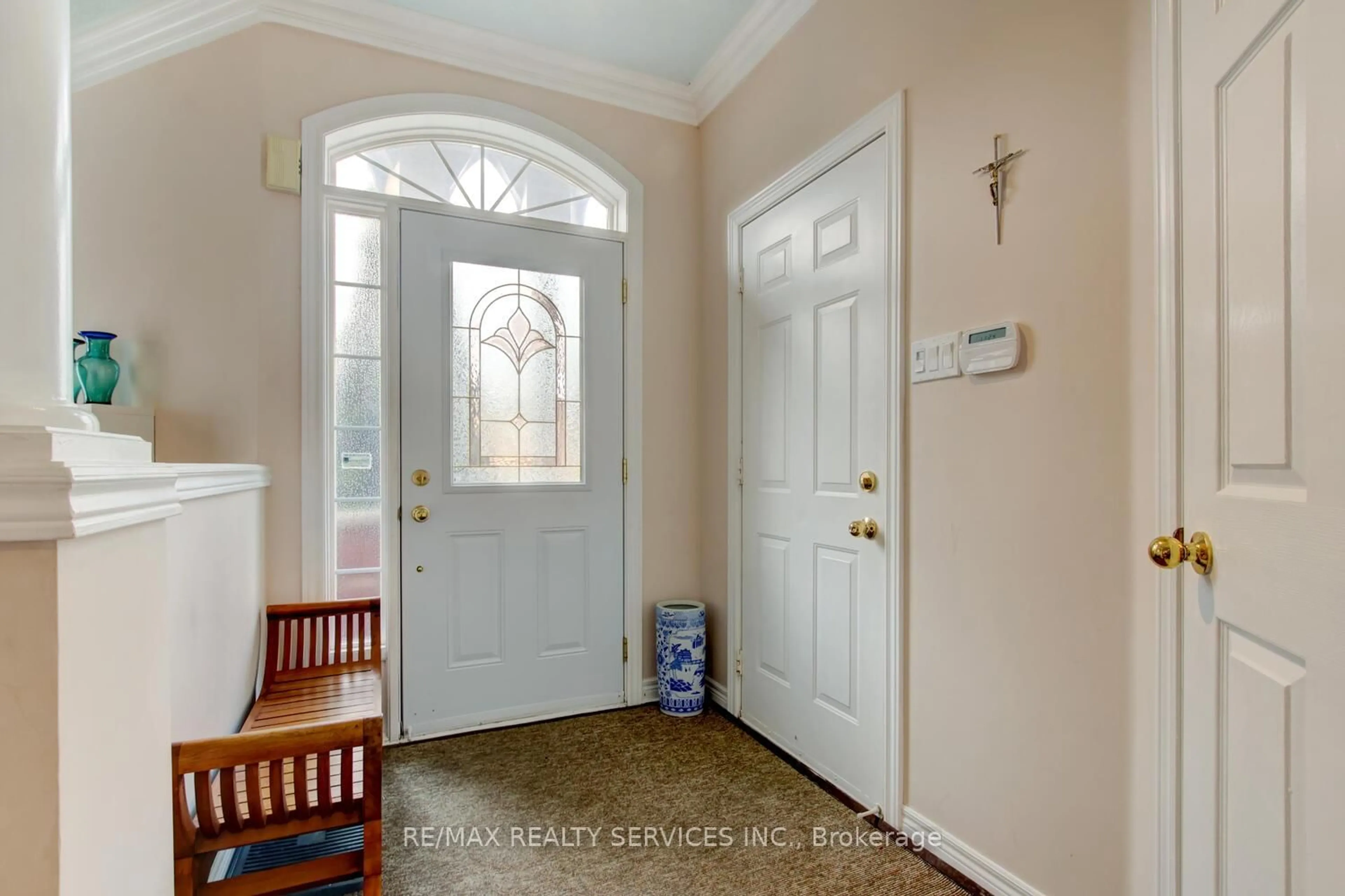 Indoor entryway for 47 Collingwood Ave, Brampton Ontario L7A 1L7