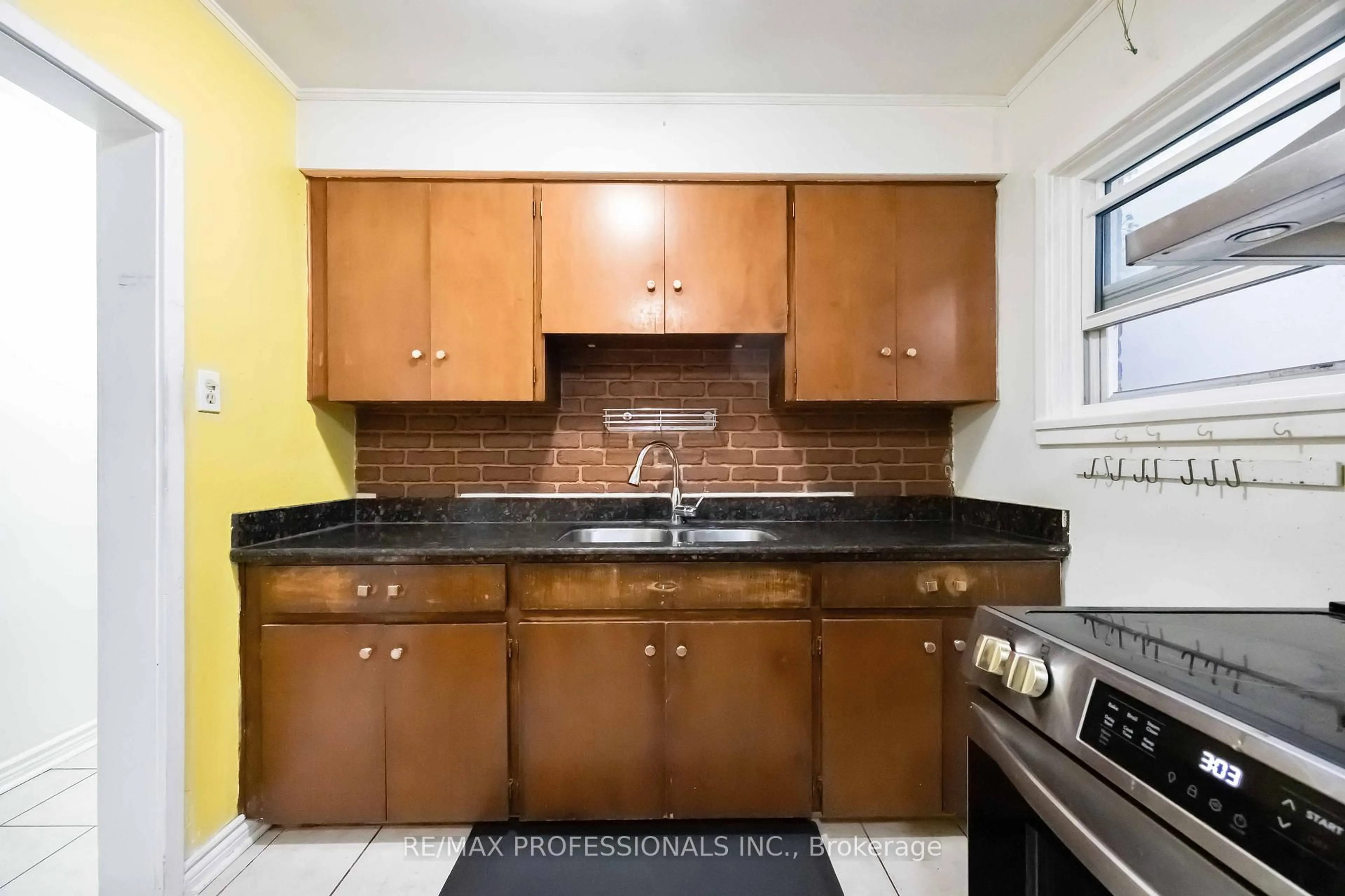 Standard kitchen, unknown for 135 Allenby Ave, Toronto Ontario M9W 1T2