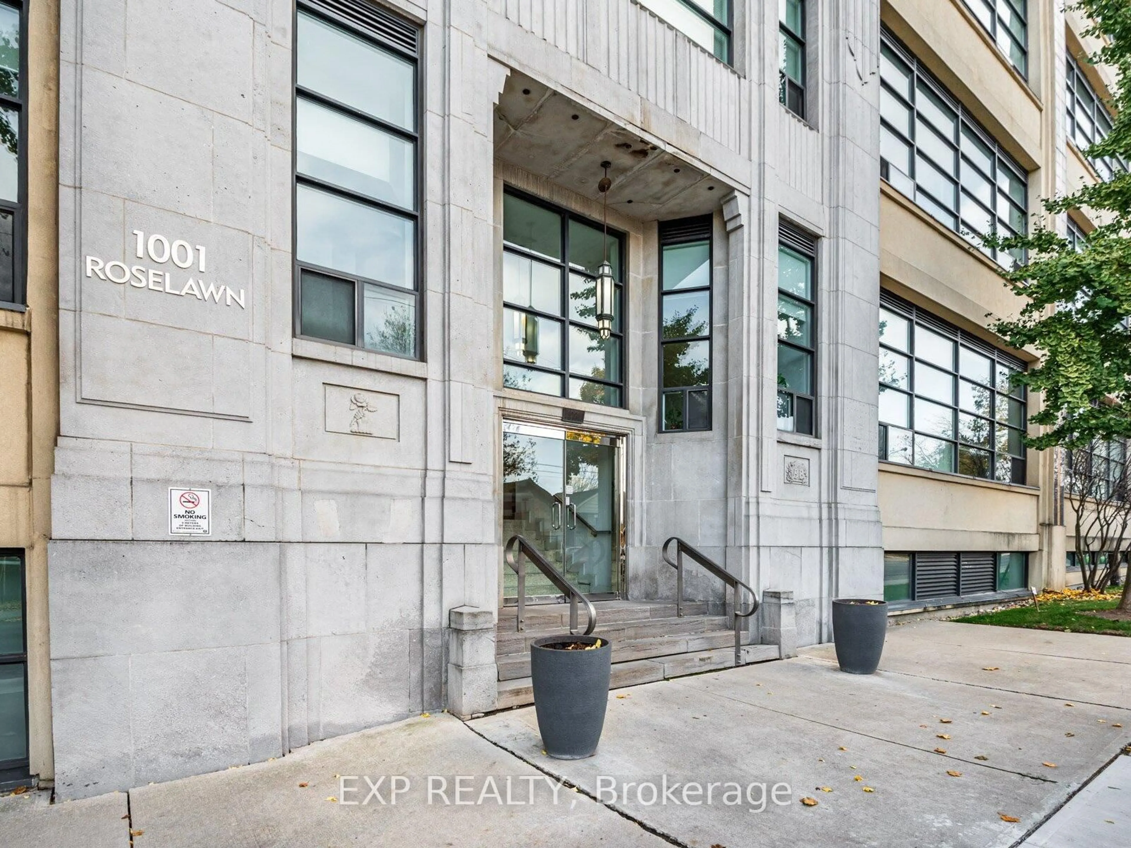 Indoor foyer for 1001 Roselawn Ave #411, Toronto Ontario M6B 4M4