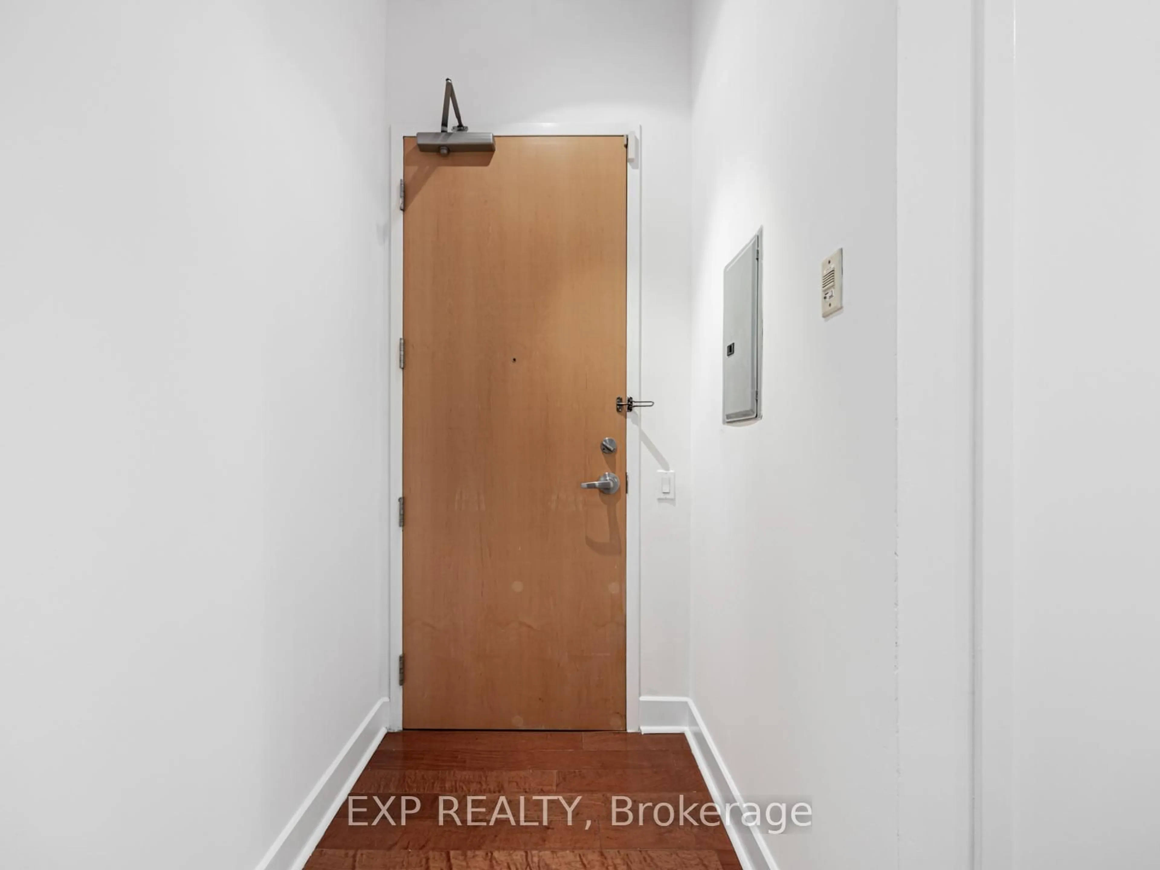 Indoor entryway for 1001 Roselawn Ave #411, Toronto Ontario M6B 4M4