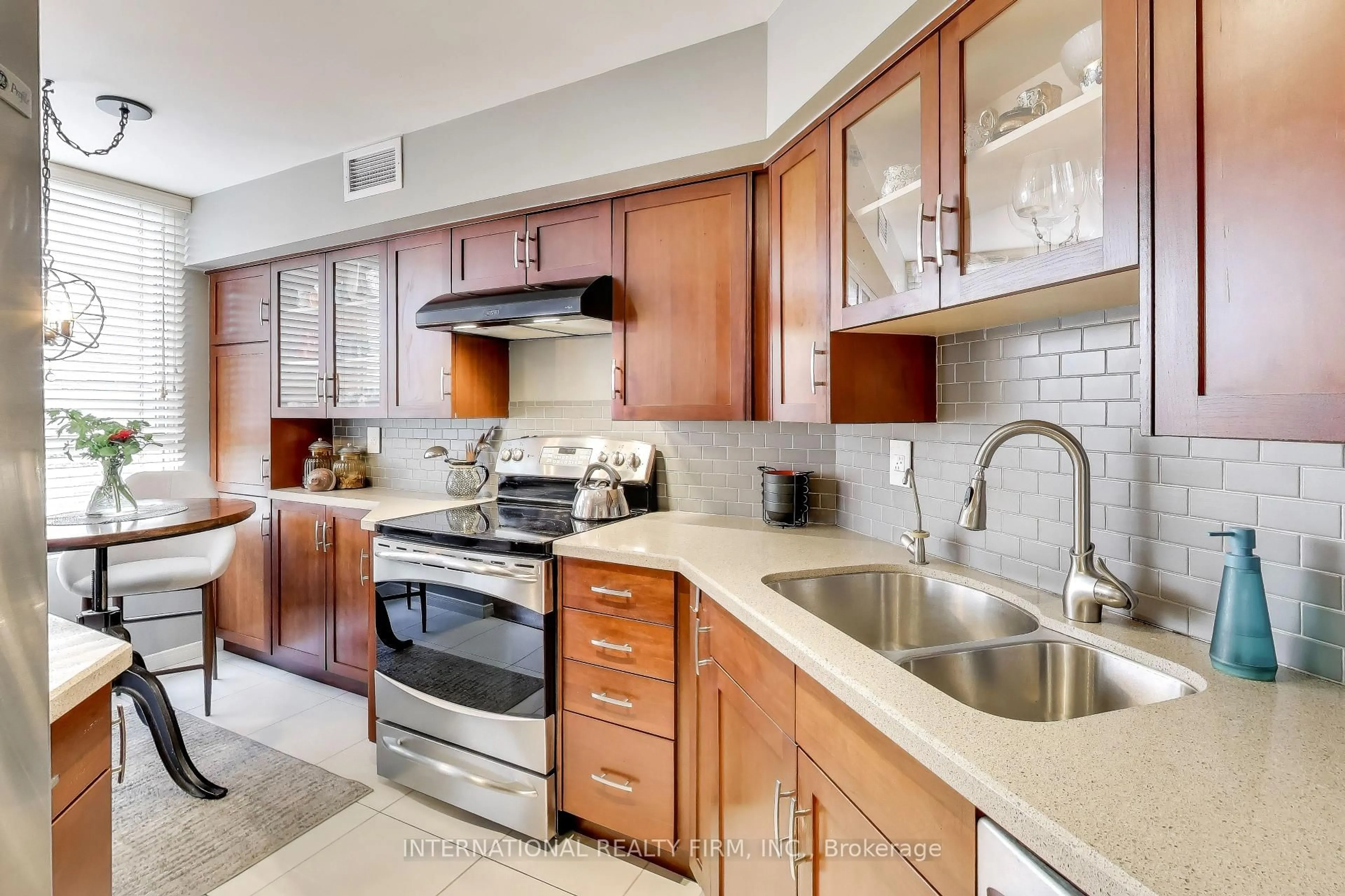 Open concept kitchen, ceramic/tile floor for 1485 Lakeshore Rd #316, Mississauga Ontario L5E 3G2