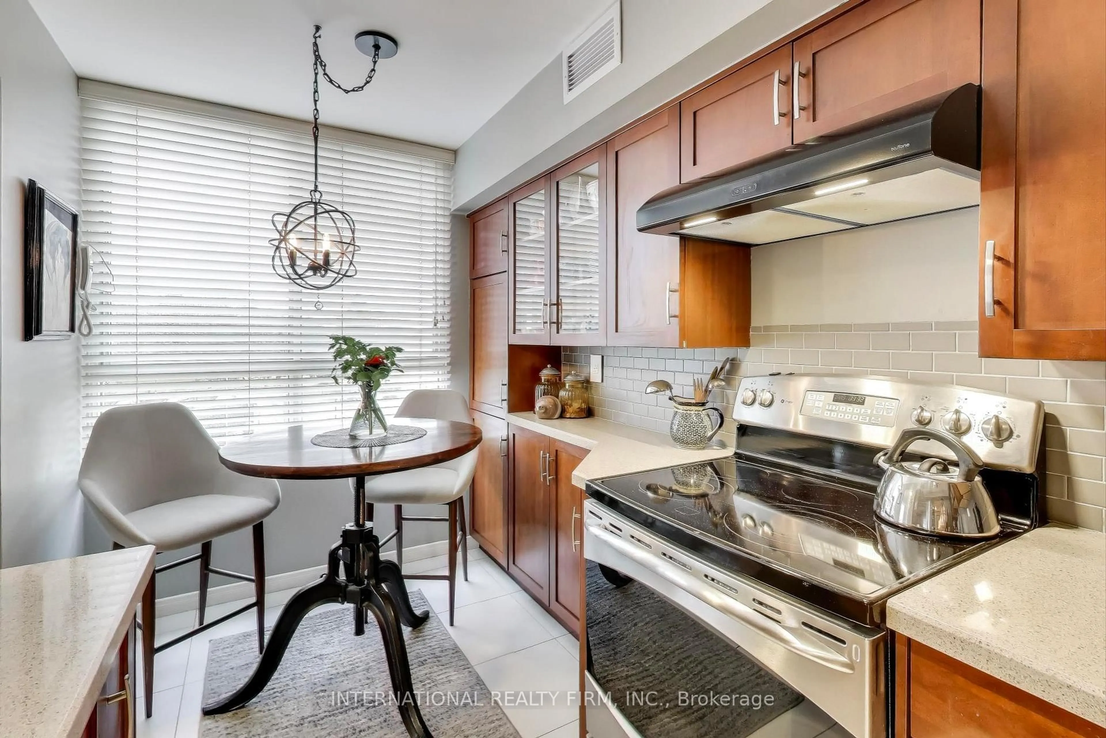 Unknown for 1485 Lakeshore Rd #316, Mississauga Ontario L5E 3G2