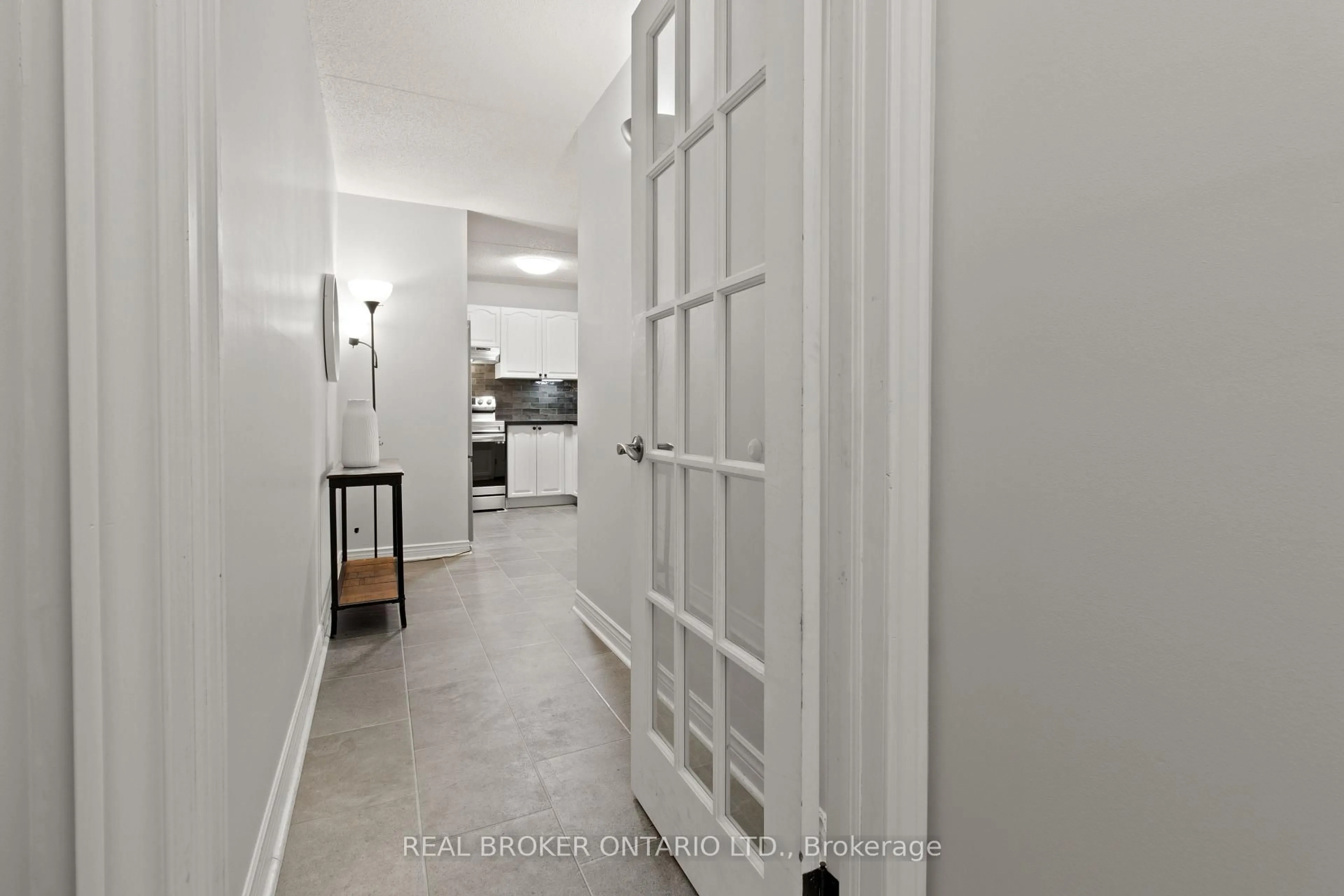 Indoor entryway for 2010 Cleaver Ave #214, Burlington Ontario L7M 4C1