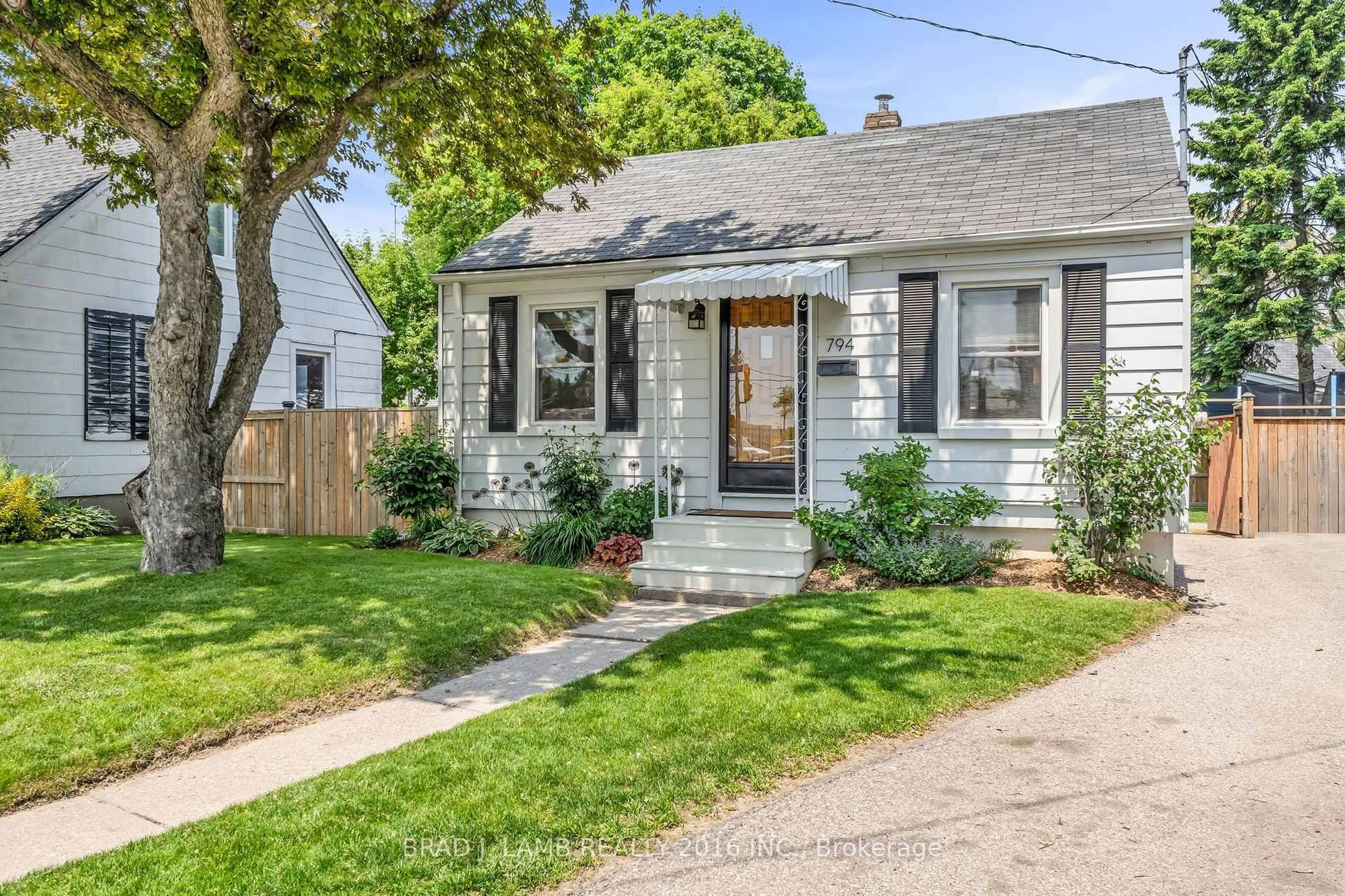 Home with vinyl exterior material, street for 794 The Queensway, Toronto Ontario M8Z 1N5