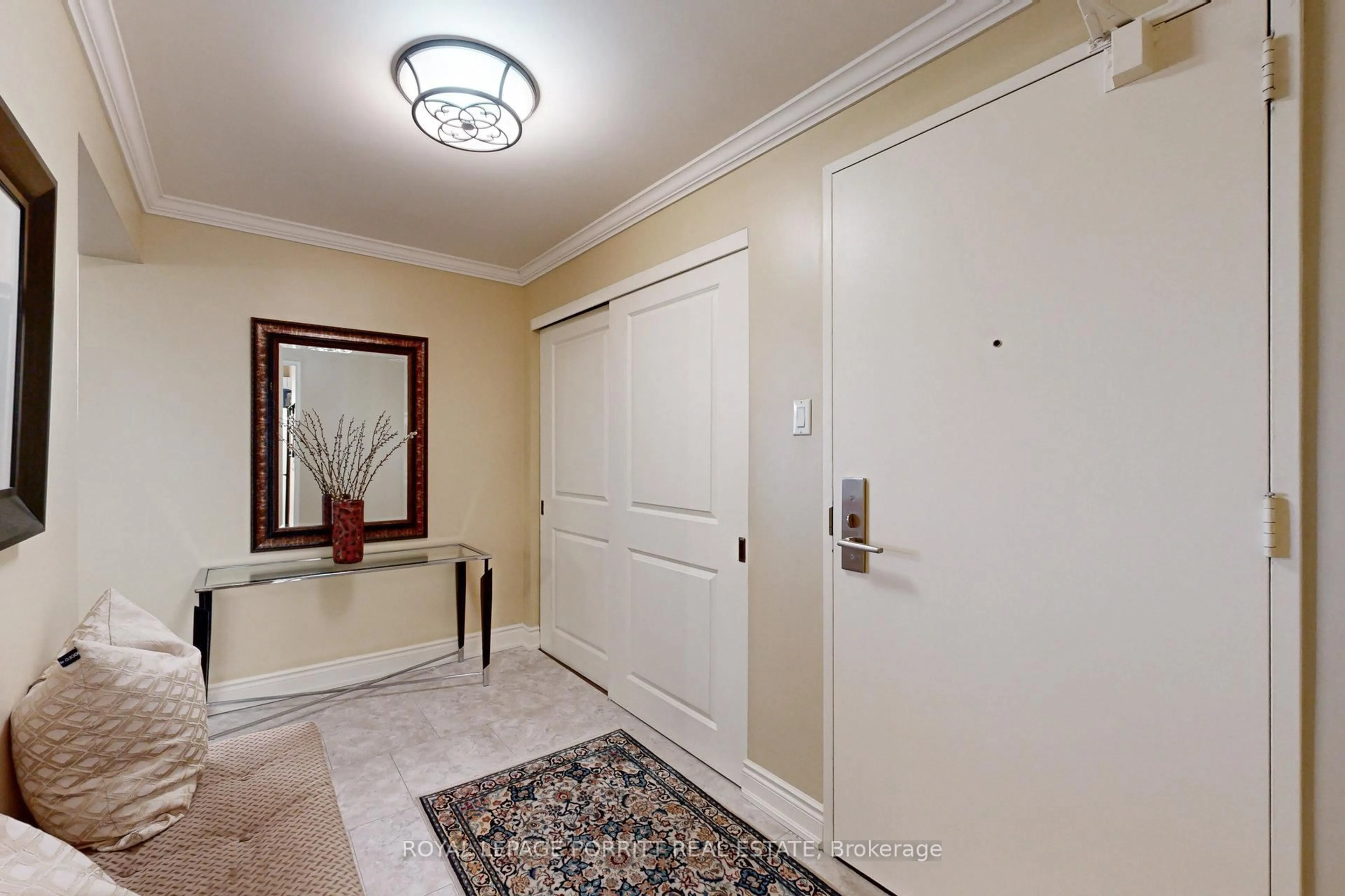 Indoor entryway for 1400 Dixie Rd ##2005, Mississauga Ontario L5E 3E1