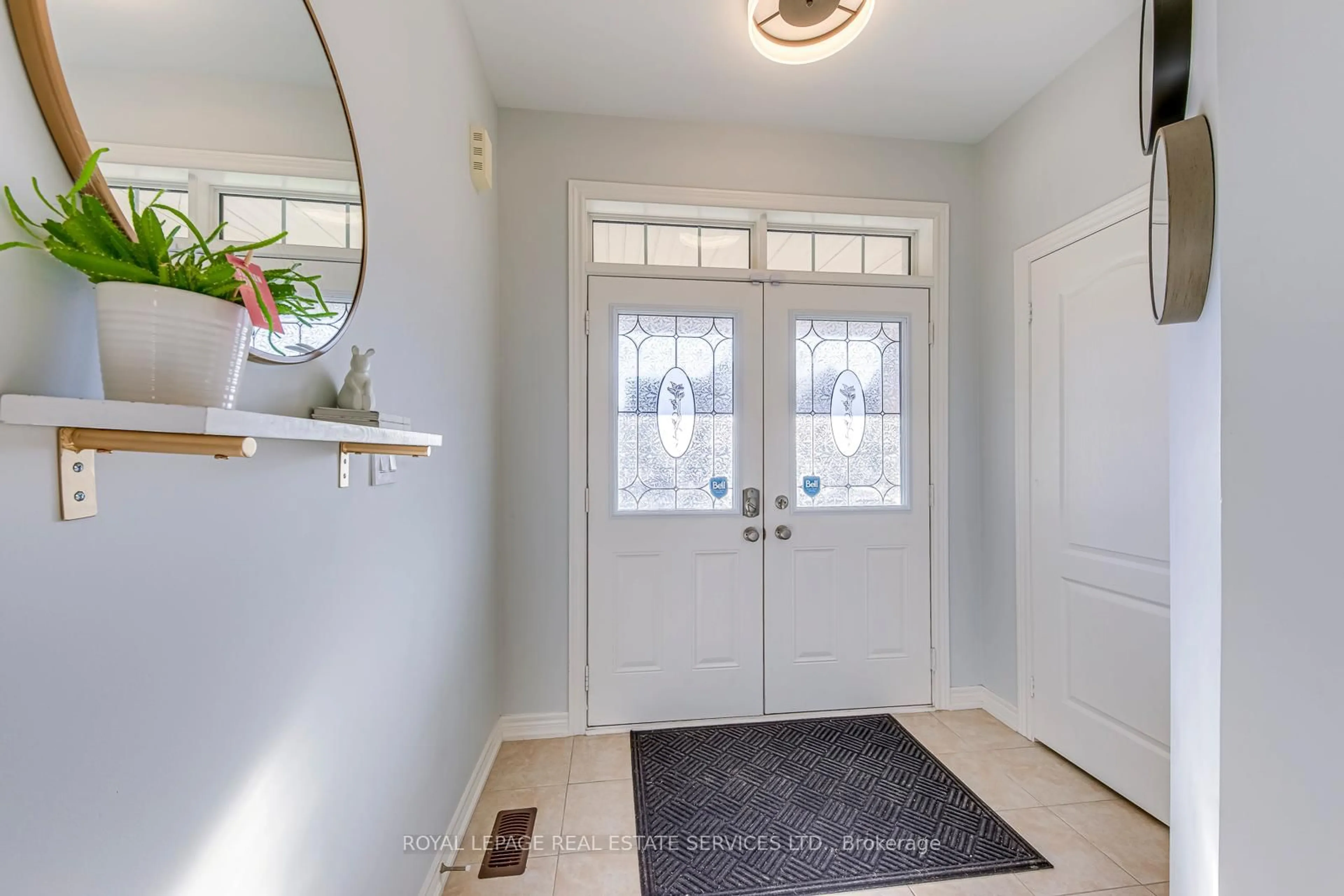 Indoor entryway for 563 Settlers Rd, Oakville Ontario L6M 1N7