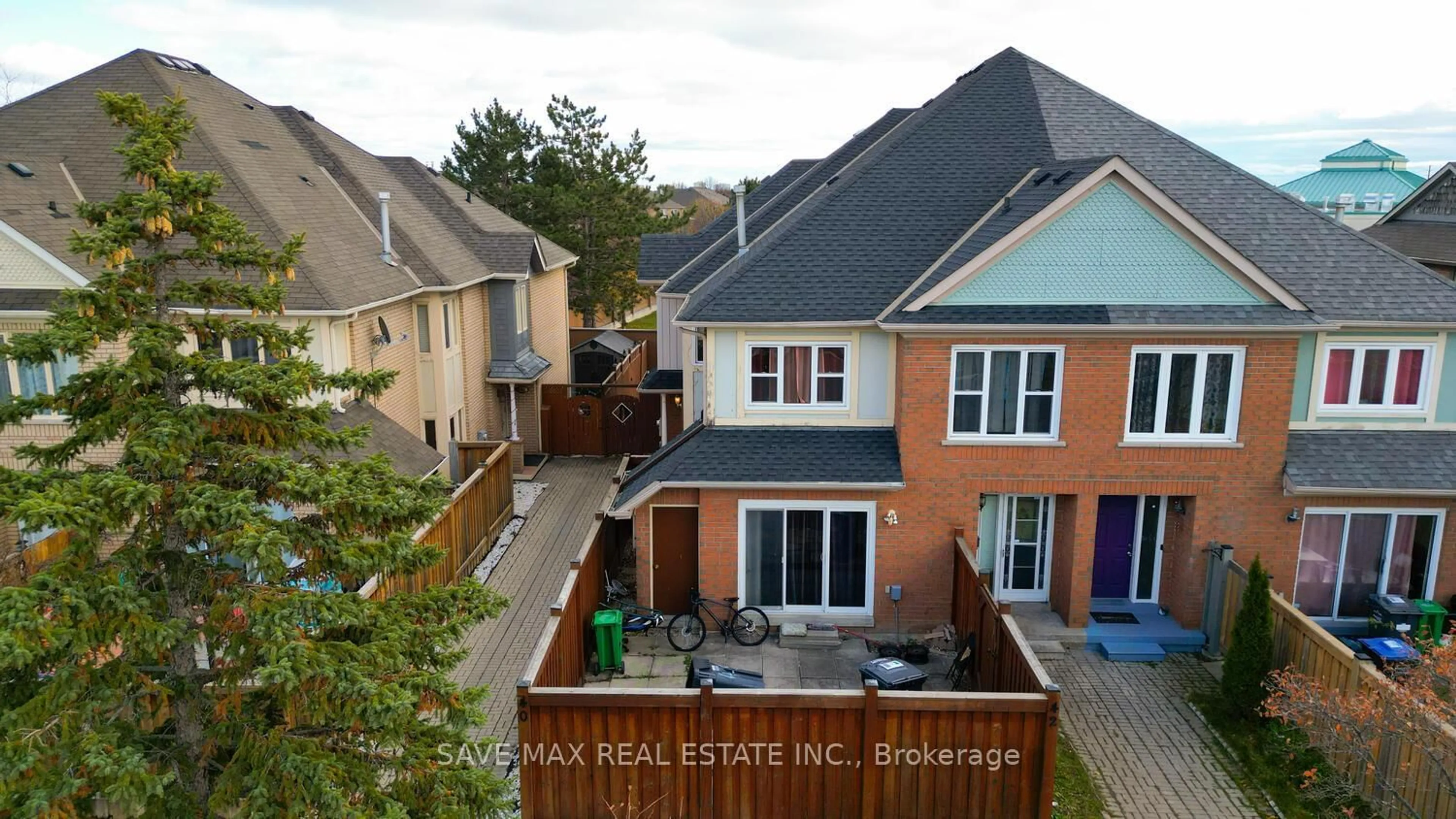 A pic from outside/outdoor area/front of a property/back of a property/a pic from drone, unknown for 40 Blue Spruce St, Brampton Ontario L6R 1C5