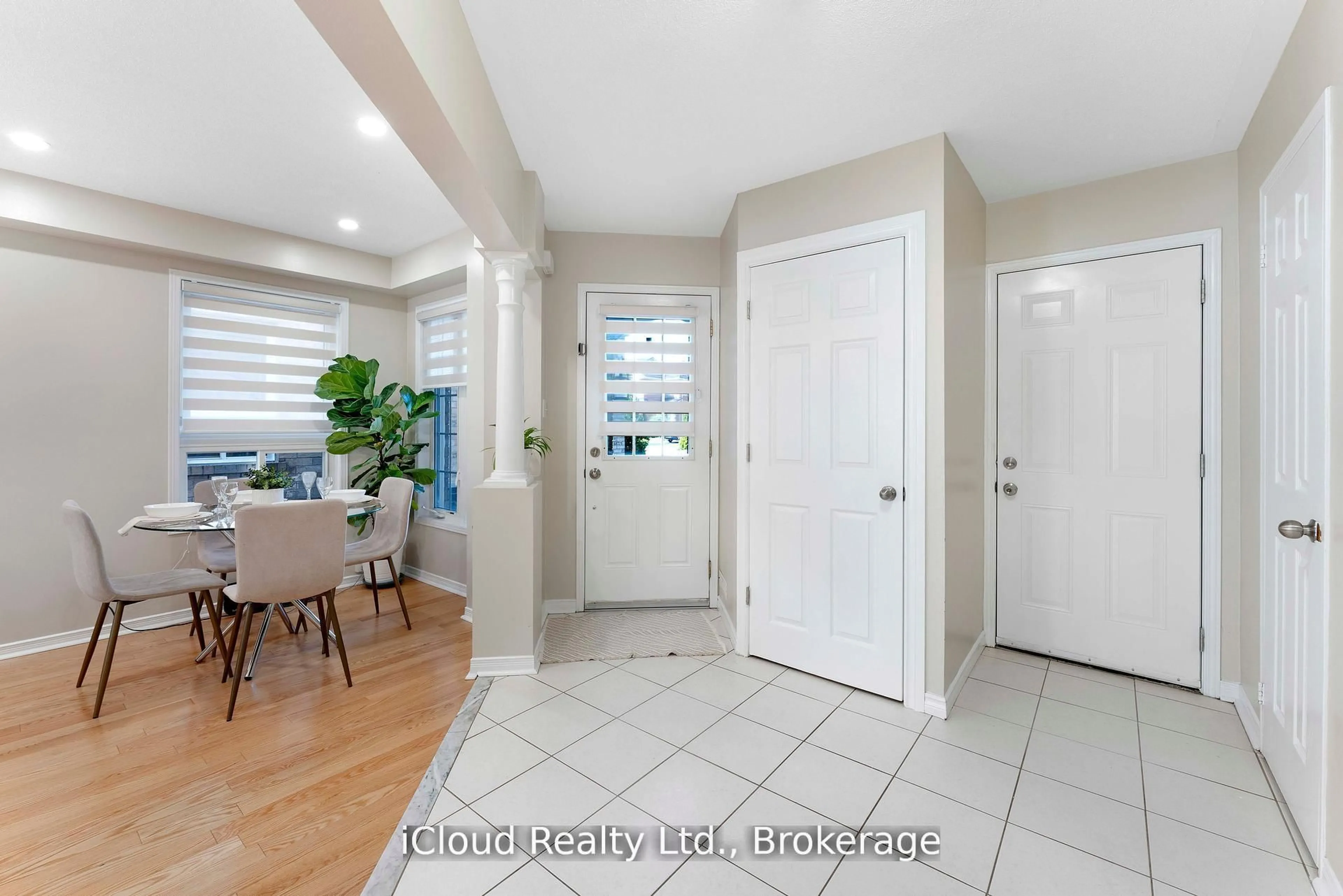 Indoor entryway for 4758 Allegheny Rd, Mississauga Ontario L5R 0A6