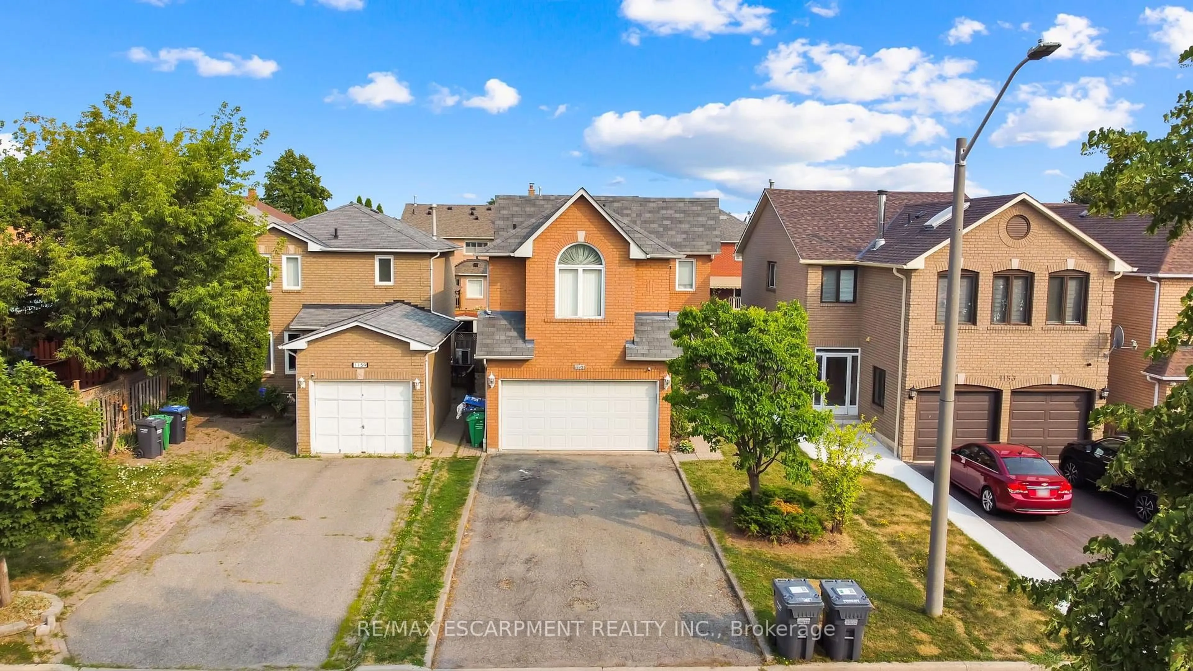 A pic from outside/outdoor area/front of a property/back of a property/a pic from drone, street for 1157 Charminster Cres, Mississauga Ontario L5V 1P9