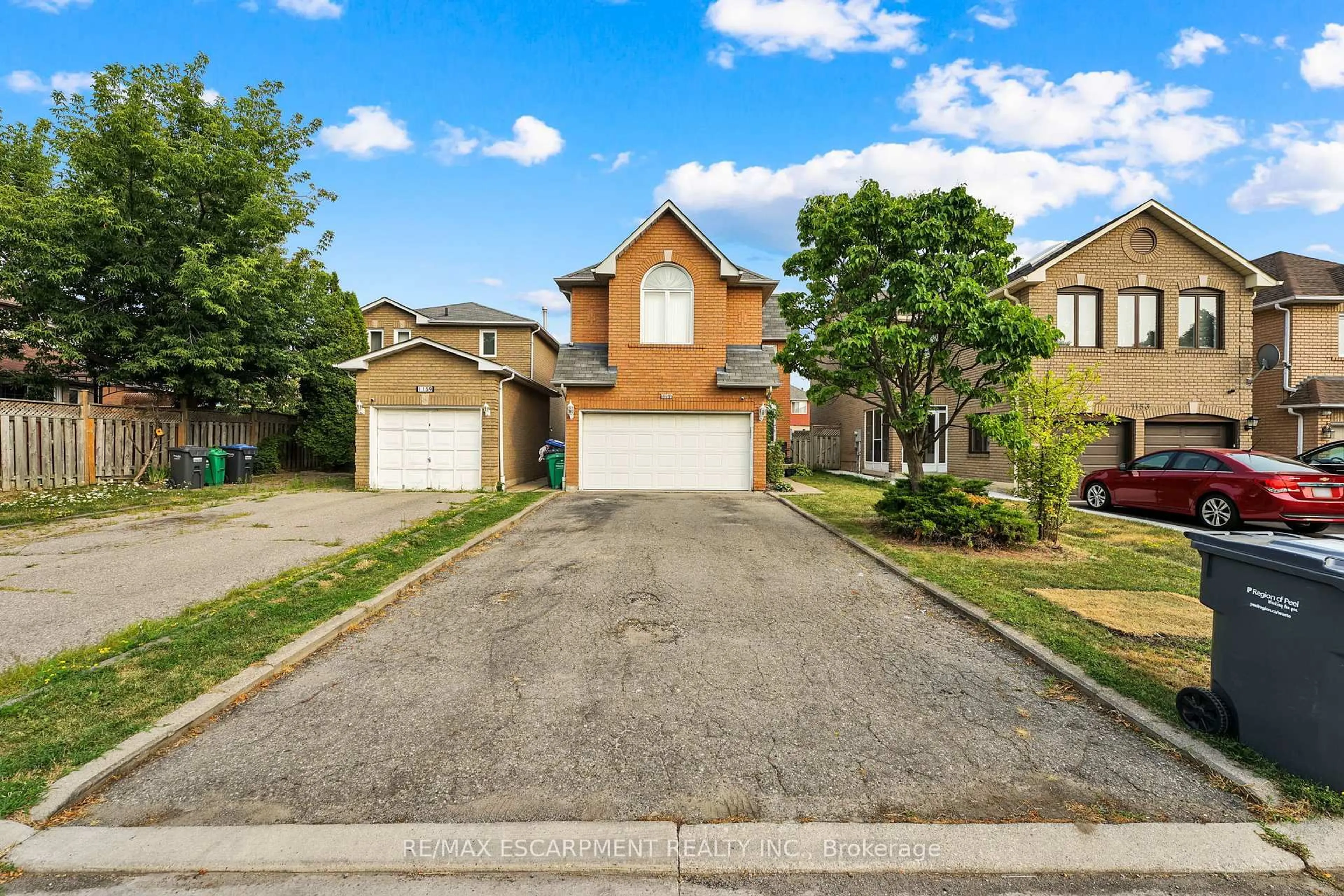 A pic from outside/outdoor area/front of a property/back of a property/a pic from drone, street for 1157 Charminster Cres, Mississauga Ontario L5V 1P9