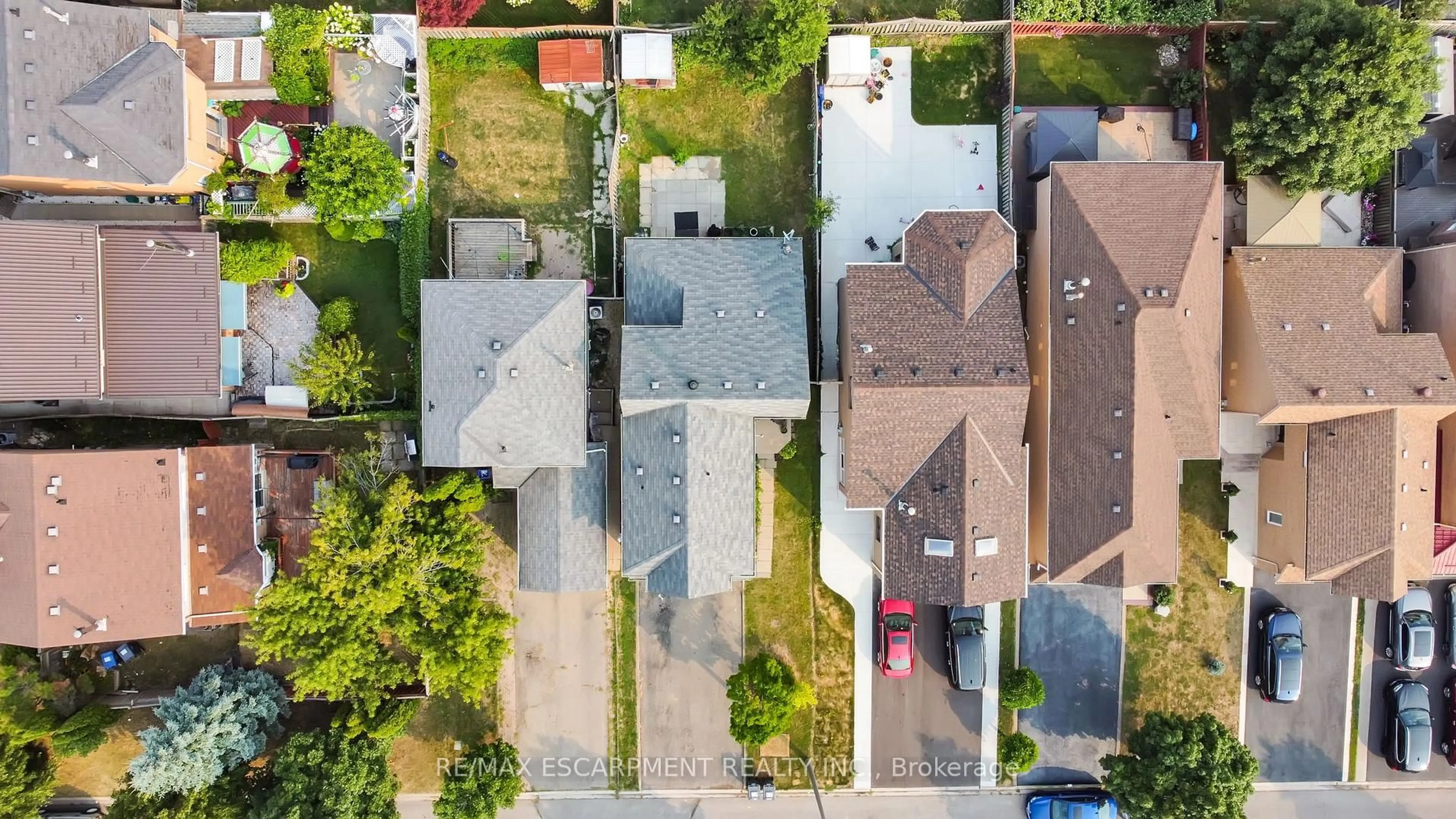 A pic from outside/outdoor area/front of a property/back of a property/a pic from drone, street for 1157 Charminster Cres, Mississauga Ontario L5V 1P9