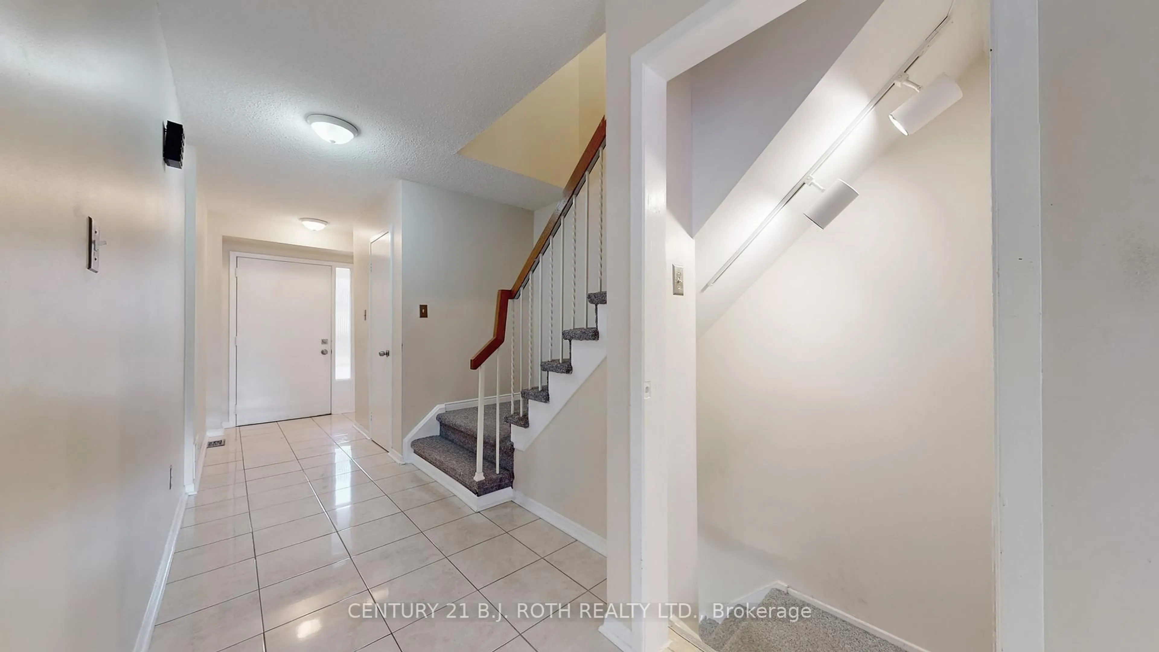Indoor foyer for 6100 Montevideo Rd #24, Mississauga Ontario L5N 2N8