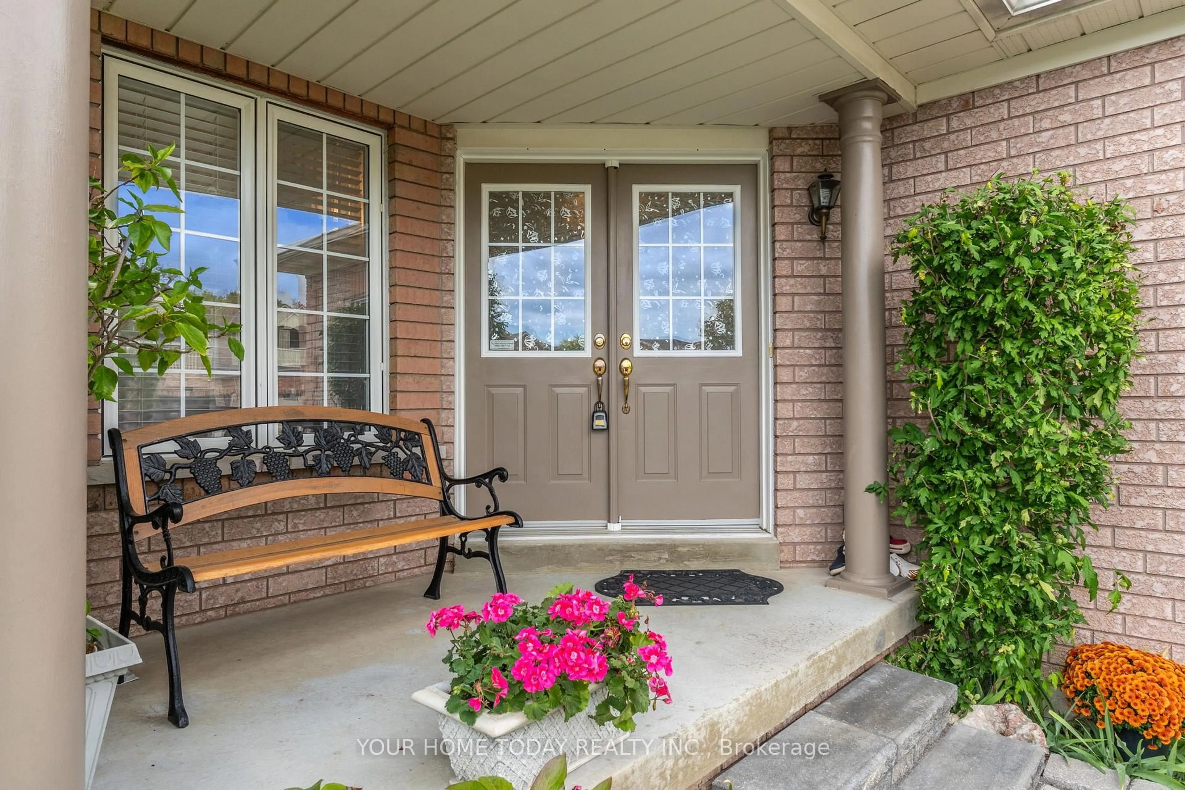 Indoor entryway for 114 Russell St, Halton Hills Ontario L7G 5Z1
