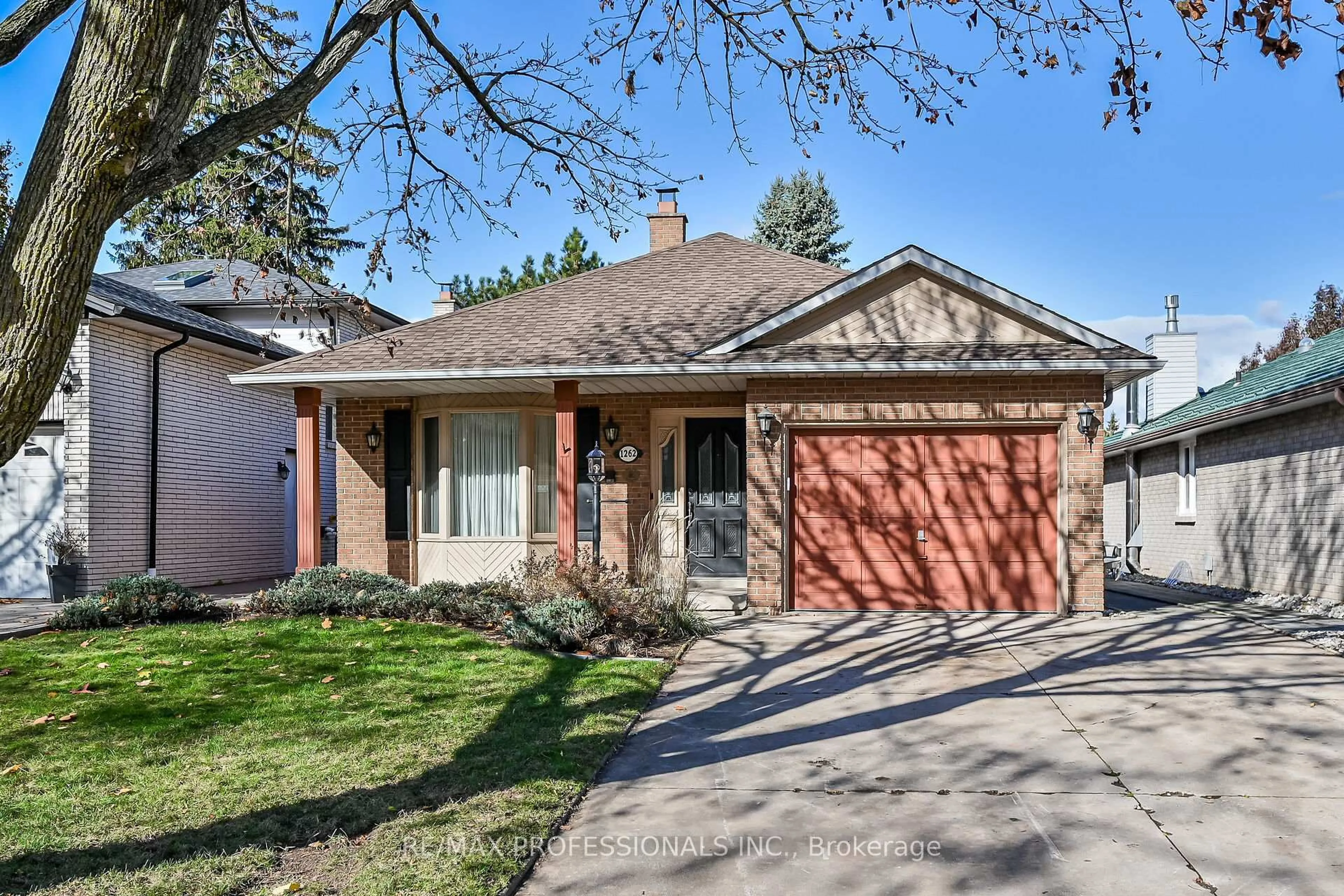 Home with brick exterior material, street for 1262 Nathaniel Cres, Burlington Ontario L7S 2B1