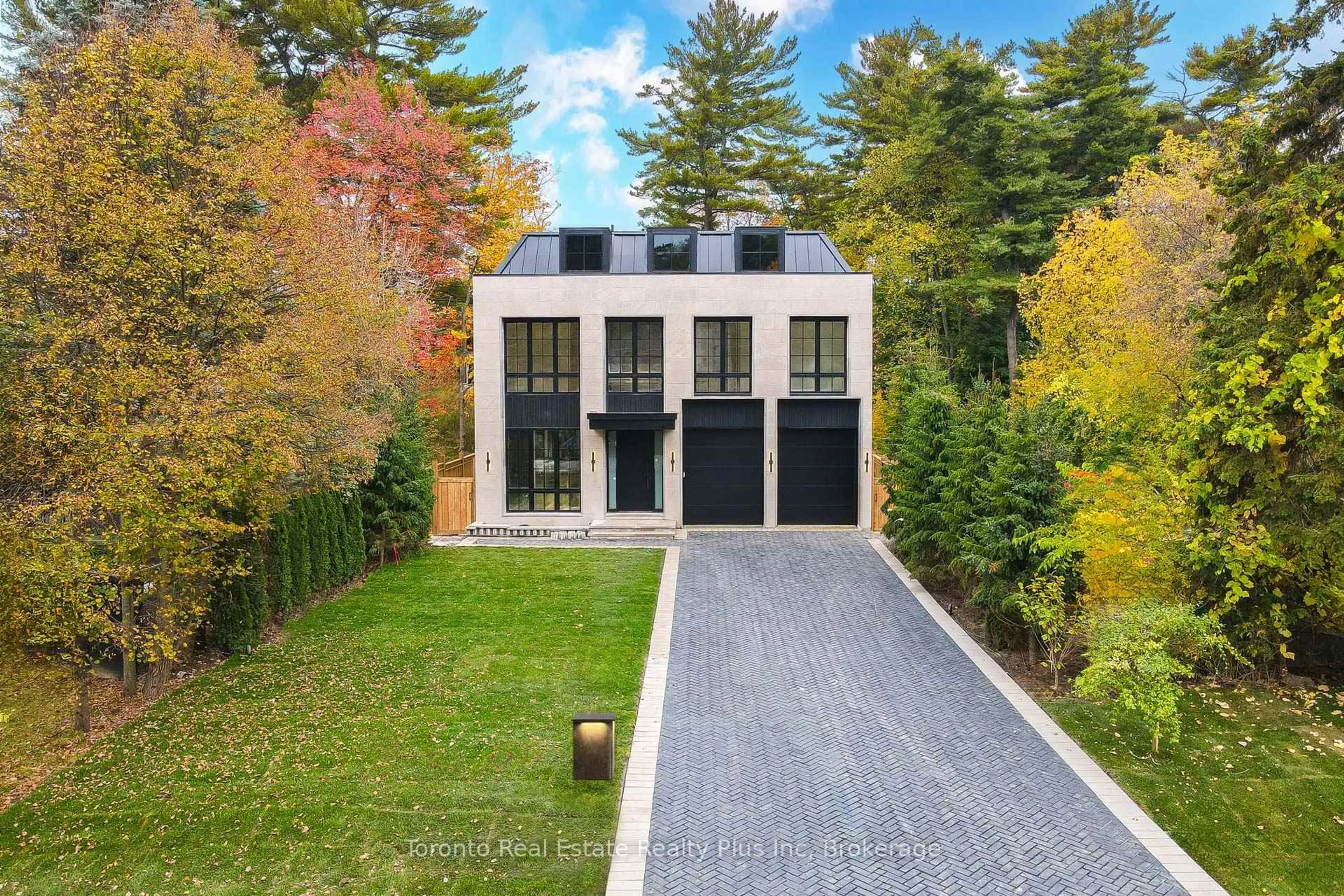 A pic from outside/outdoor area/front of a property/back of a property/a pic from drone, street for 1160 MONA Rd, Mississauga Ontario L5G 2Z7