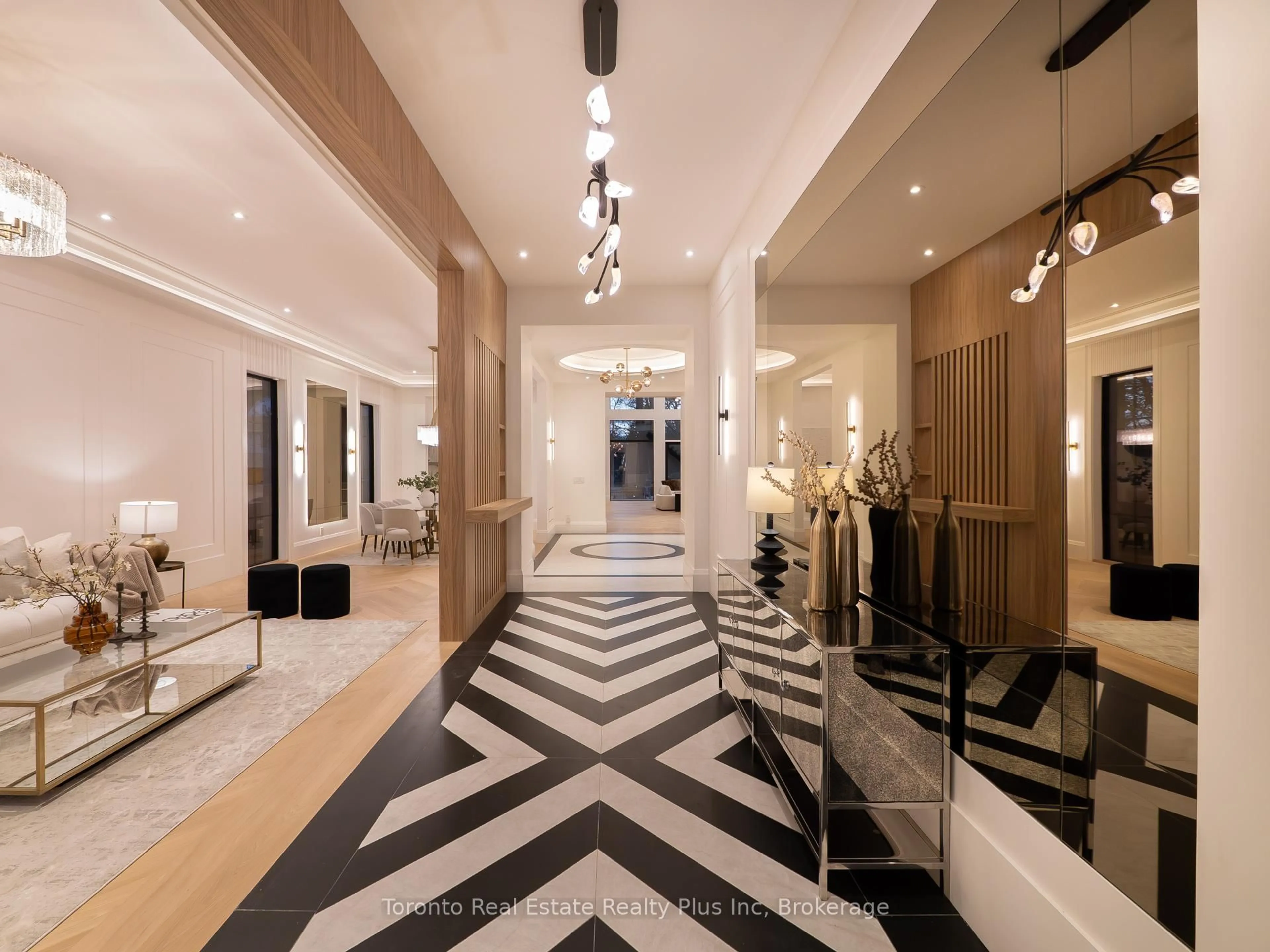 Indoor foyer for 1160 MONA Rd, Mississauga Ontario L5G 2Z7