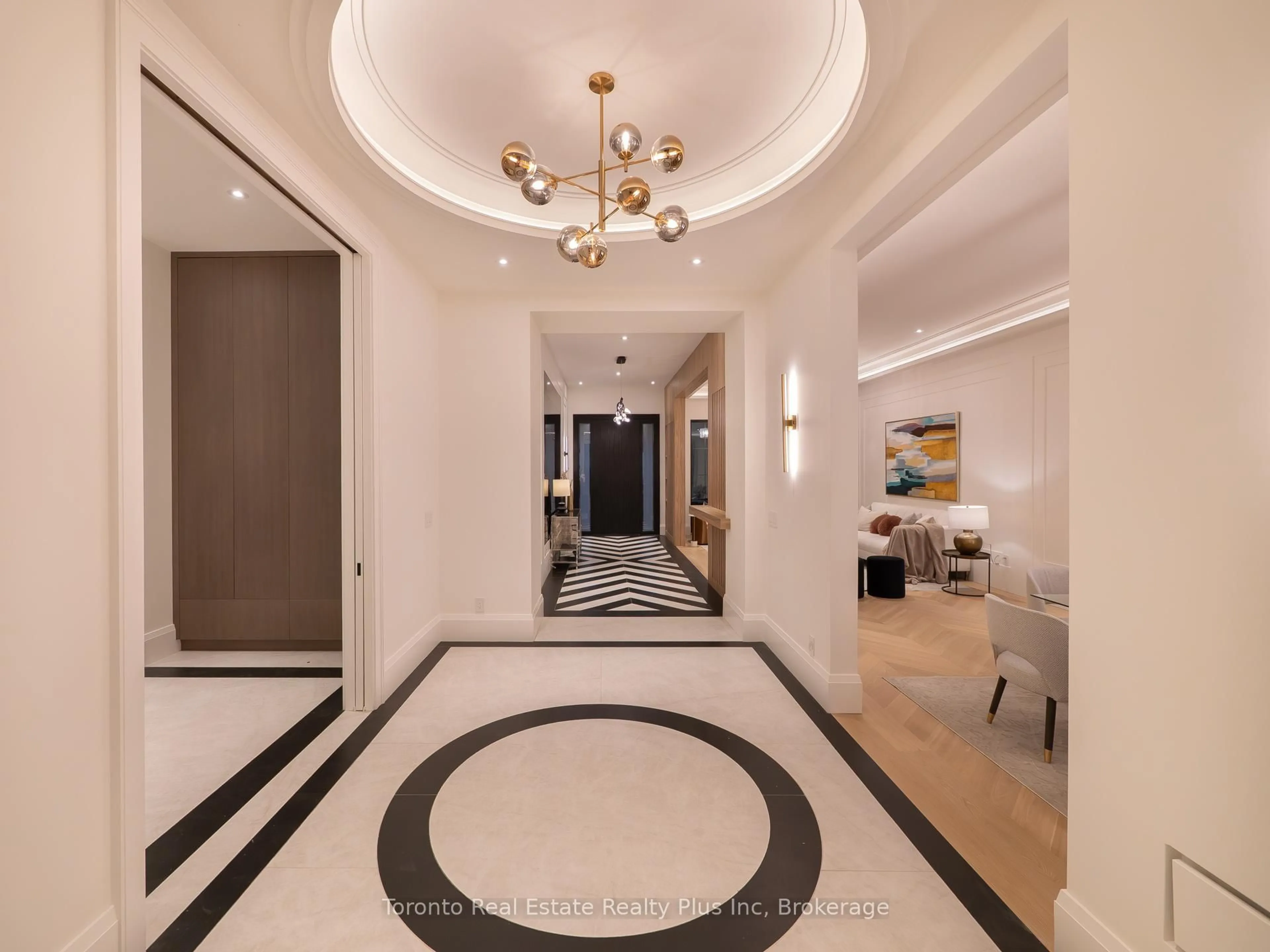 Indoor foyer for 1160 MONA Rd, Mississauga Ontario L5G 2Z7