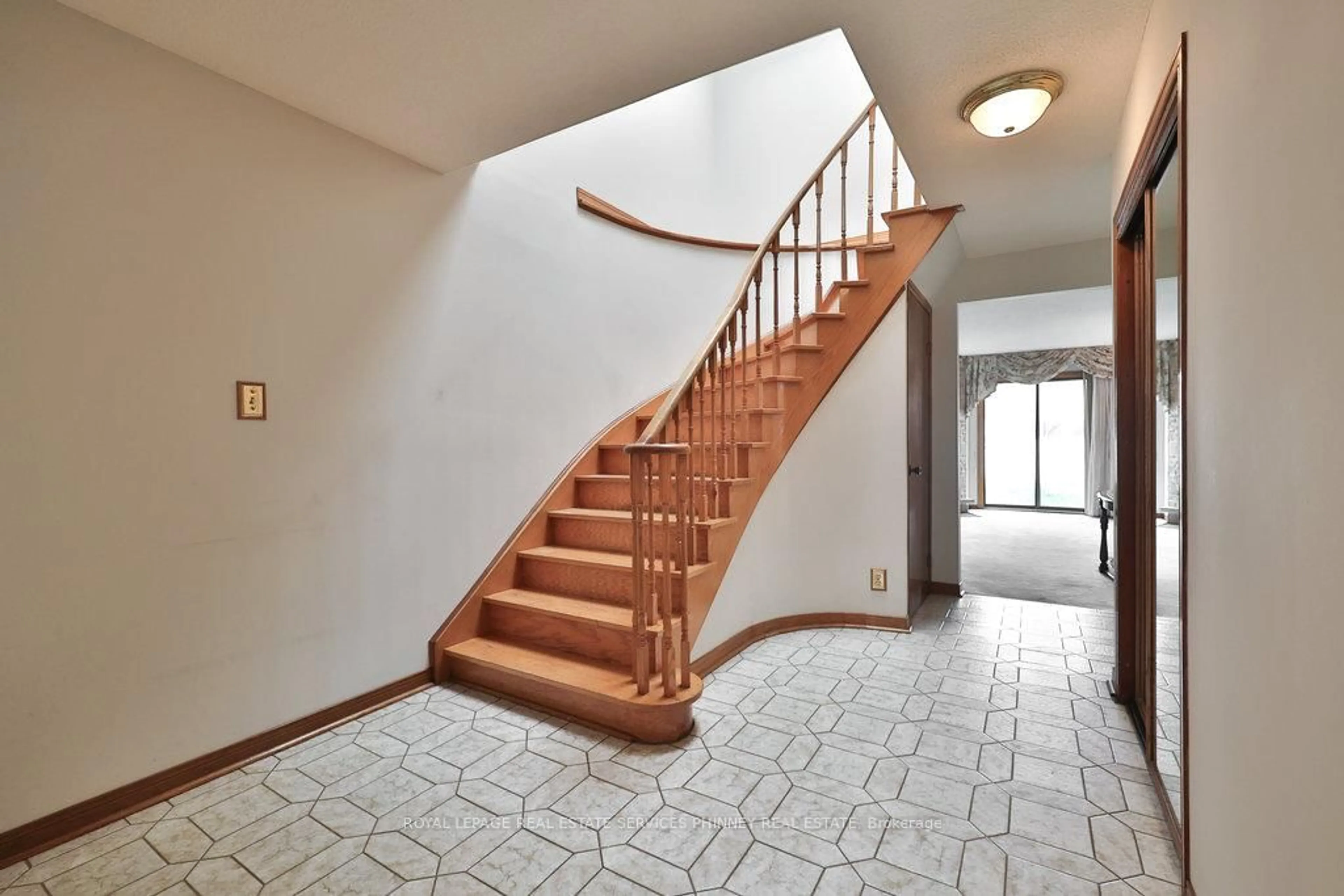 Indoor foyer for 4269 Poltava Cres, Mississauga Ontario L4W 3B9