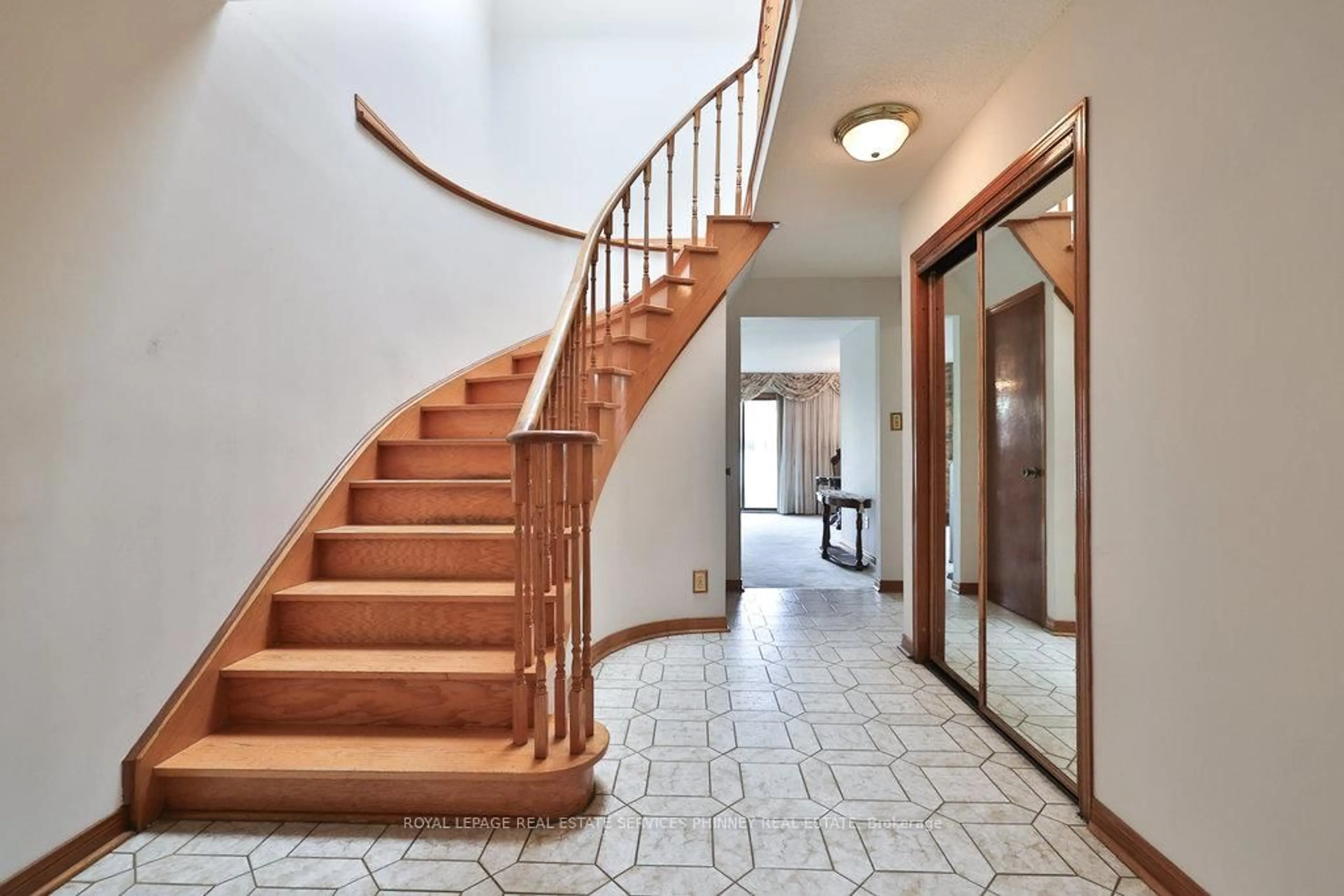 Indoor foyer for 4269 Poltava Cres, Mississauga Ontario L4W 3B9