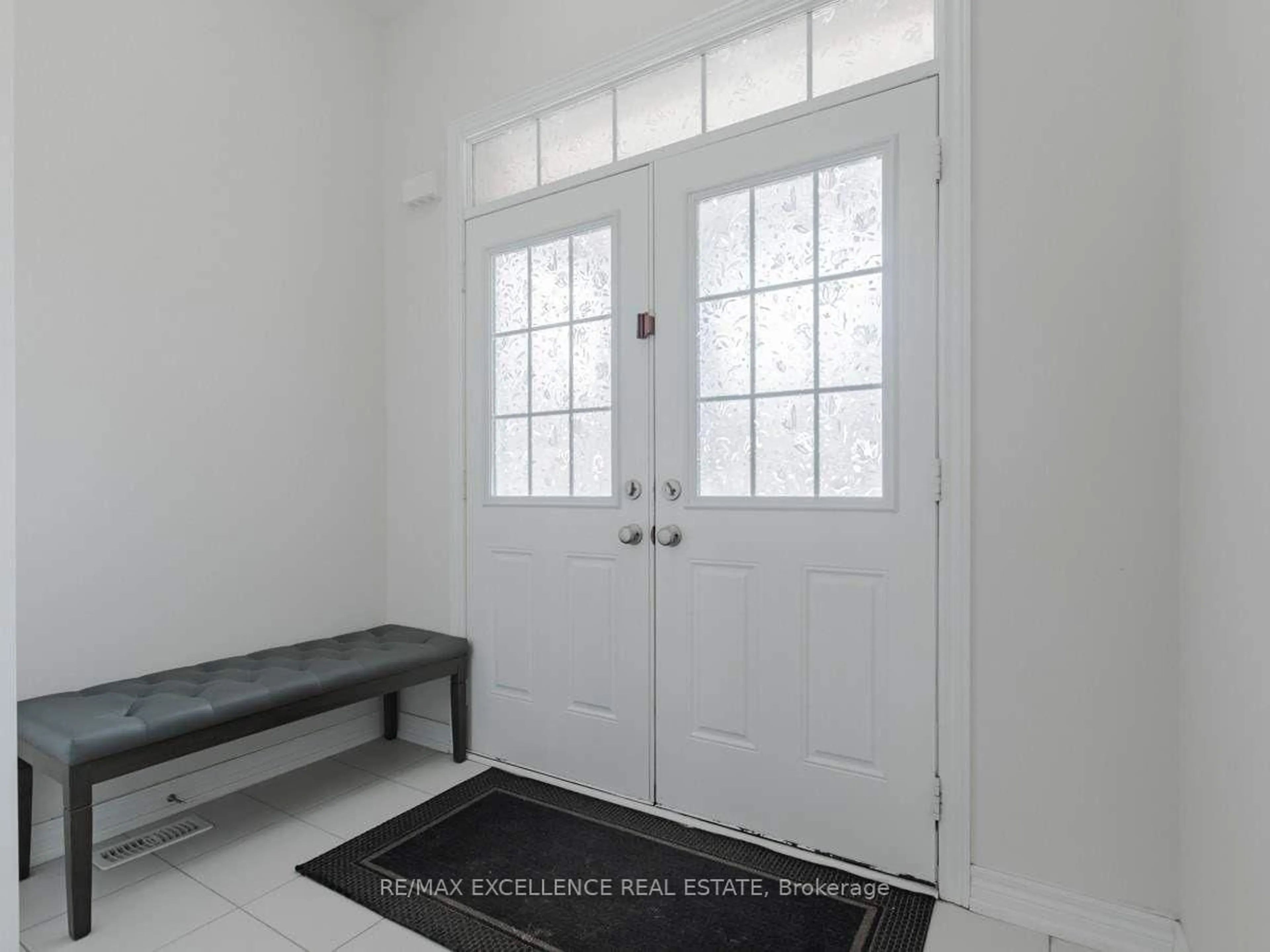 Indoor entryway for 38 Davenfield Circ, Brampton Ontario L6P 4M2