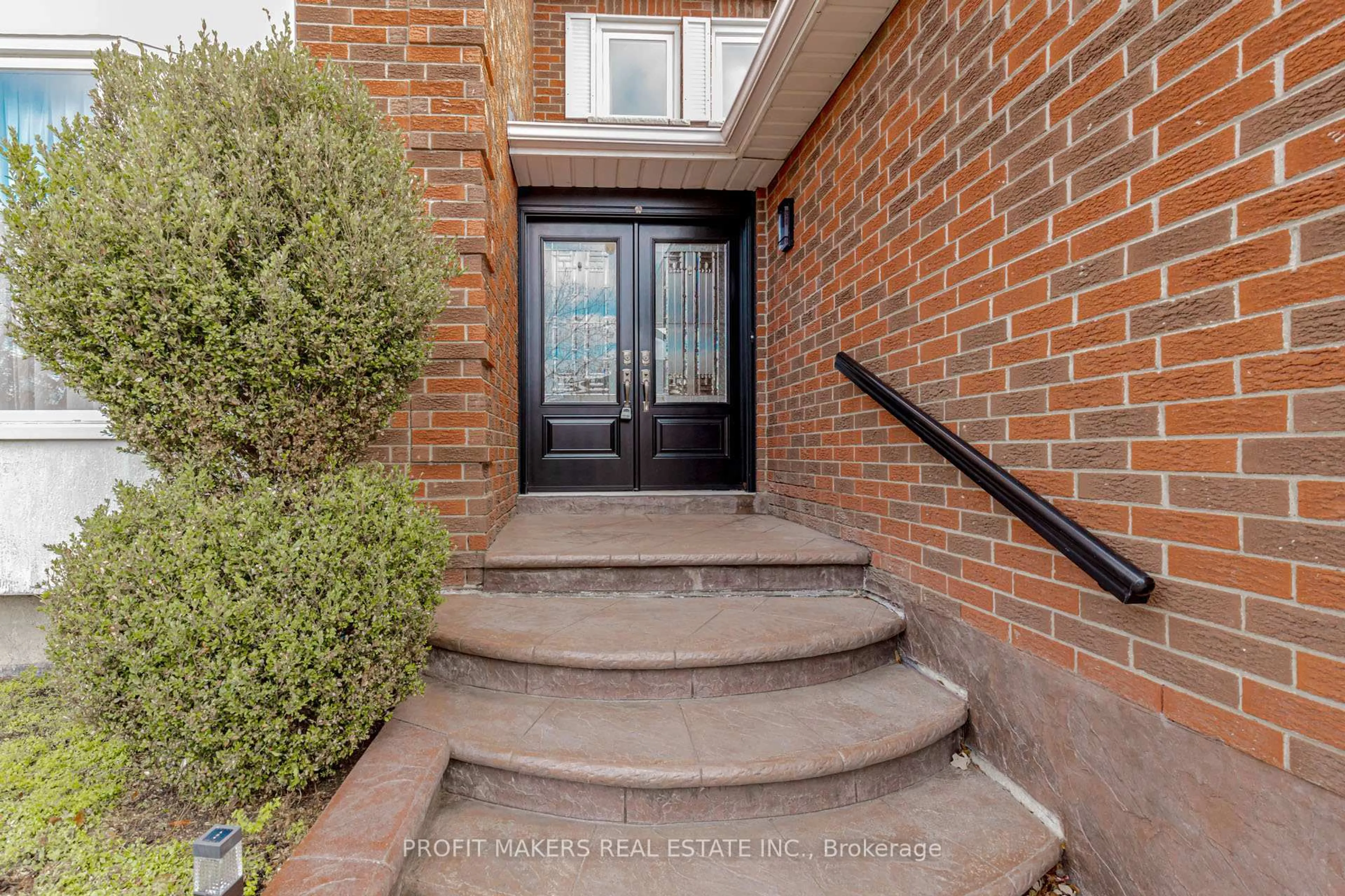 Indoor entryway for 110 Corkett Dr, Brampton Ontario L6X 3E6