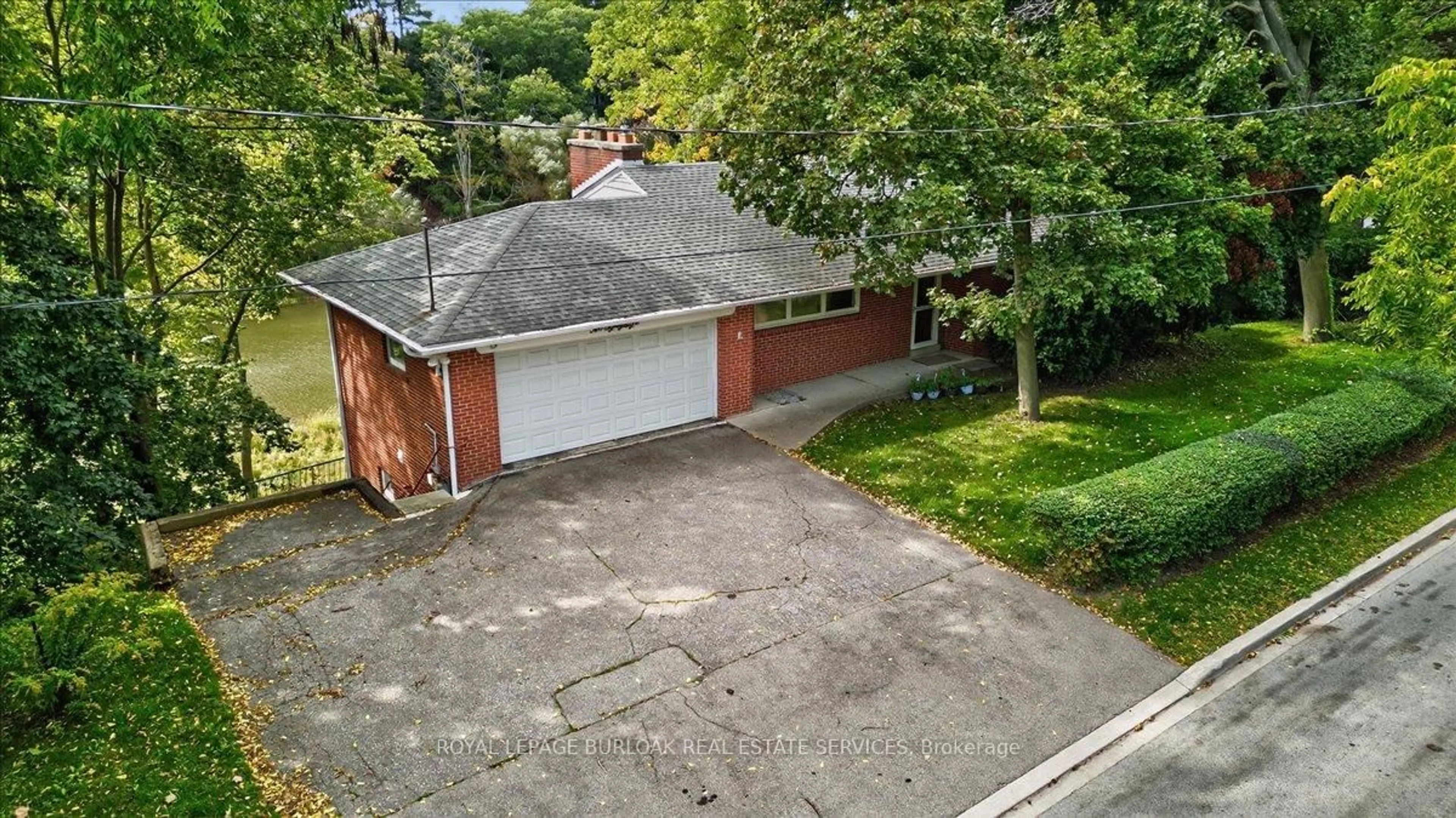 A pic from outside/outdoor area/front of a property/back of a property/a pic from drone, street for 288 Trafalgar Rd, Oakville Ontario L6J 3H2