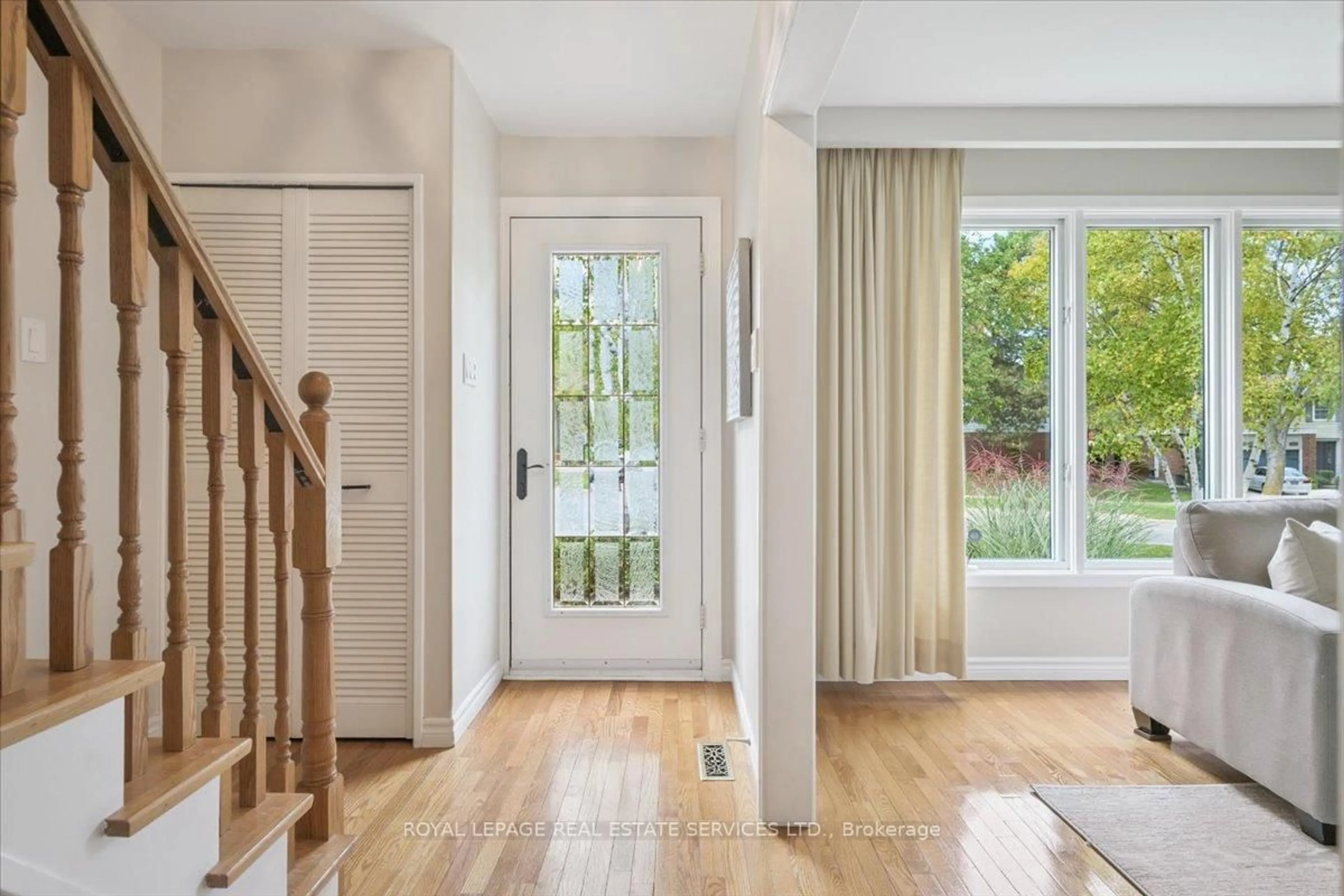 Indoor entryway for 2340 Homelands Dr, Mississauga Ontario L5K 1G6