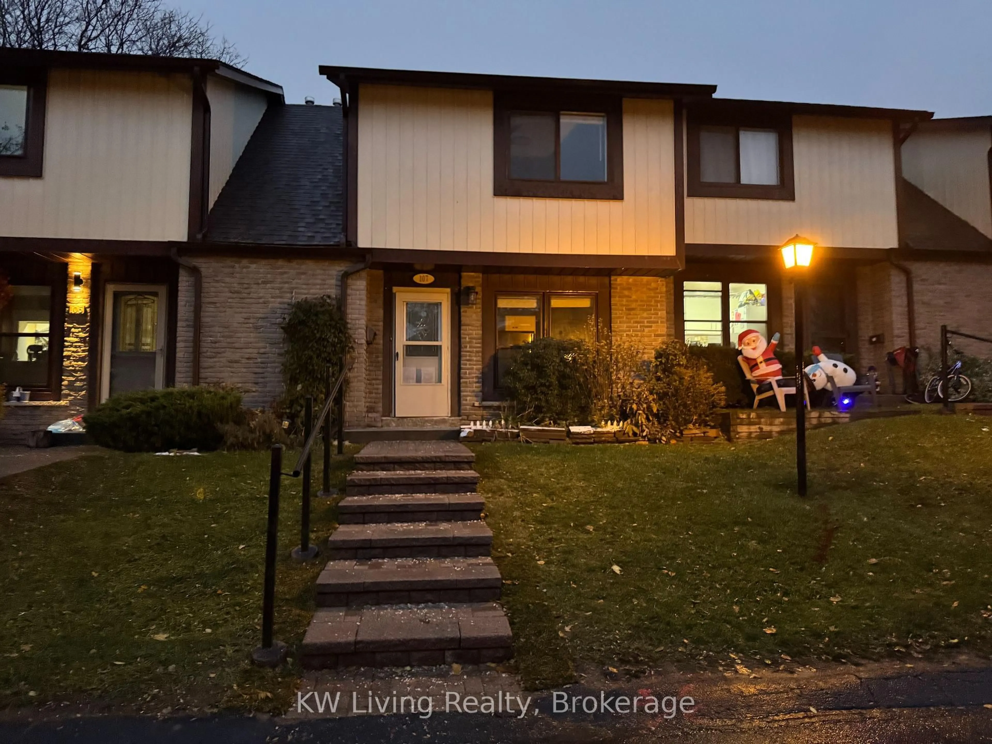 A pic from outside/outdoor area/front of a property/back of a property/a pic from drone, street for 6650 Falconer Dr #107, Mississauga Ontario L5N 1B5