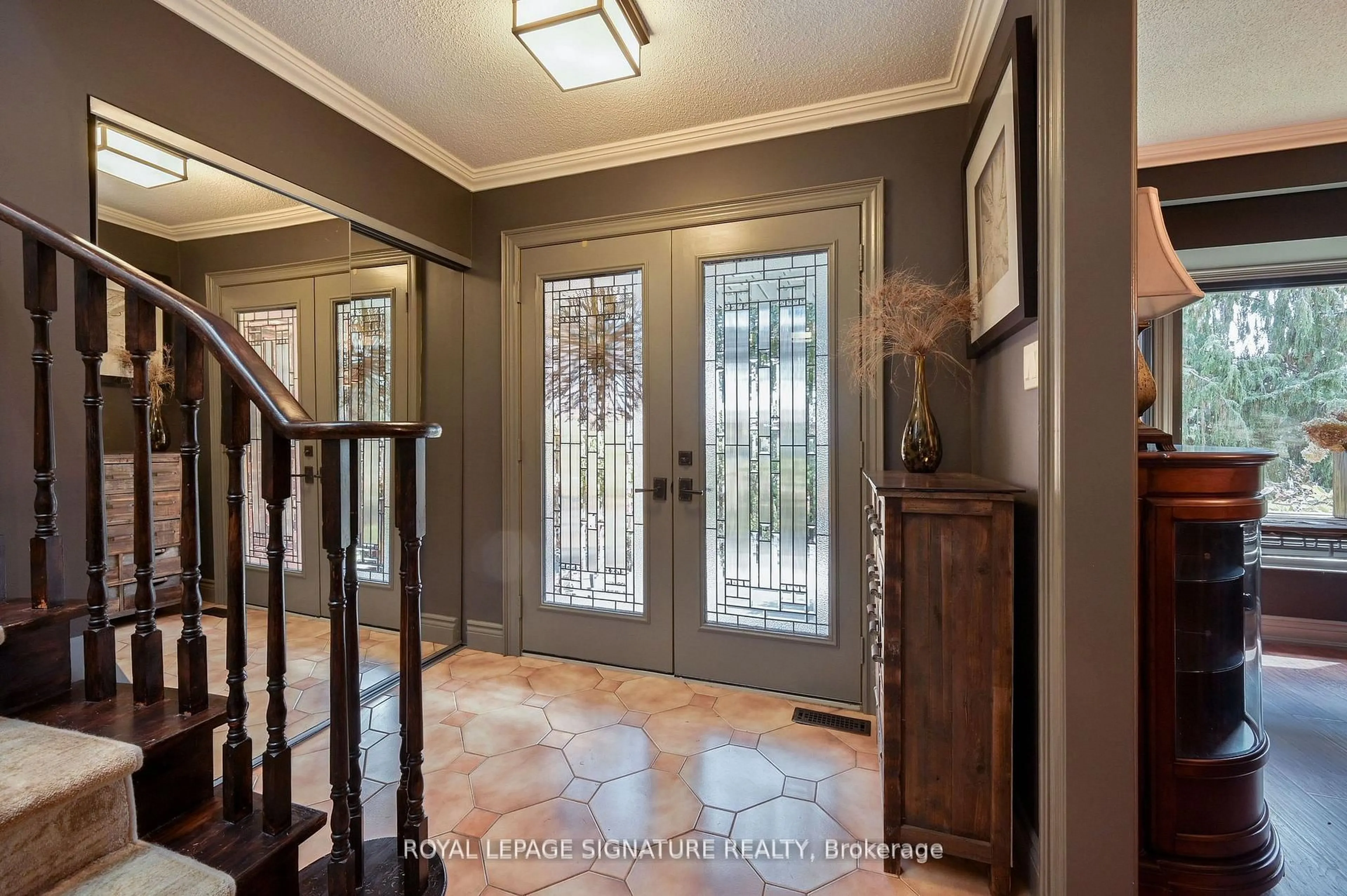 Indoor entryway for 1191 Grange Rd, Oakville Ontario L6H 1P8