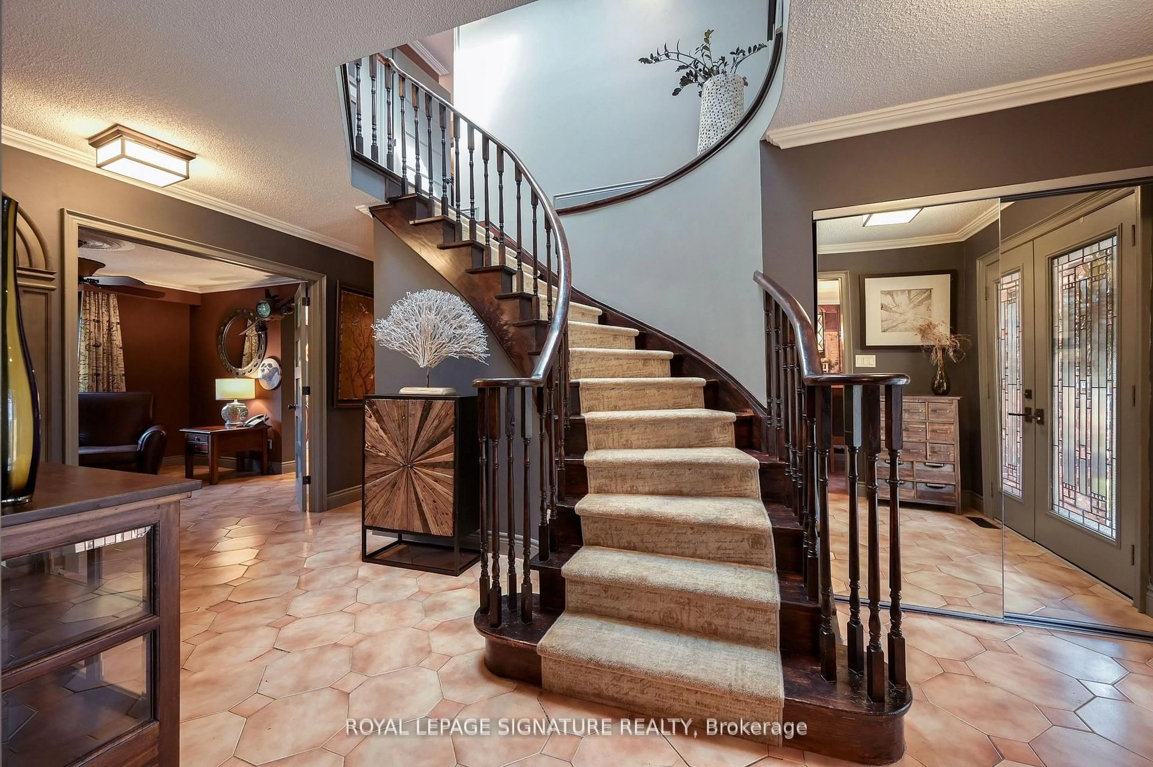 Indoor foyer for 1191 Grange Rd, Oakville Ontario L6H 1P8