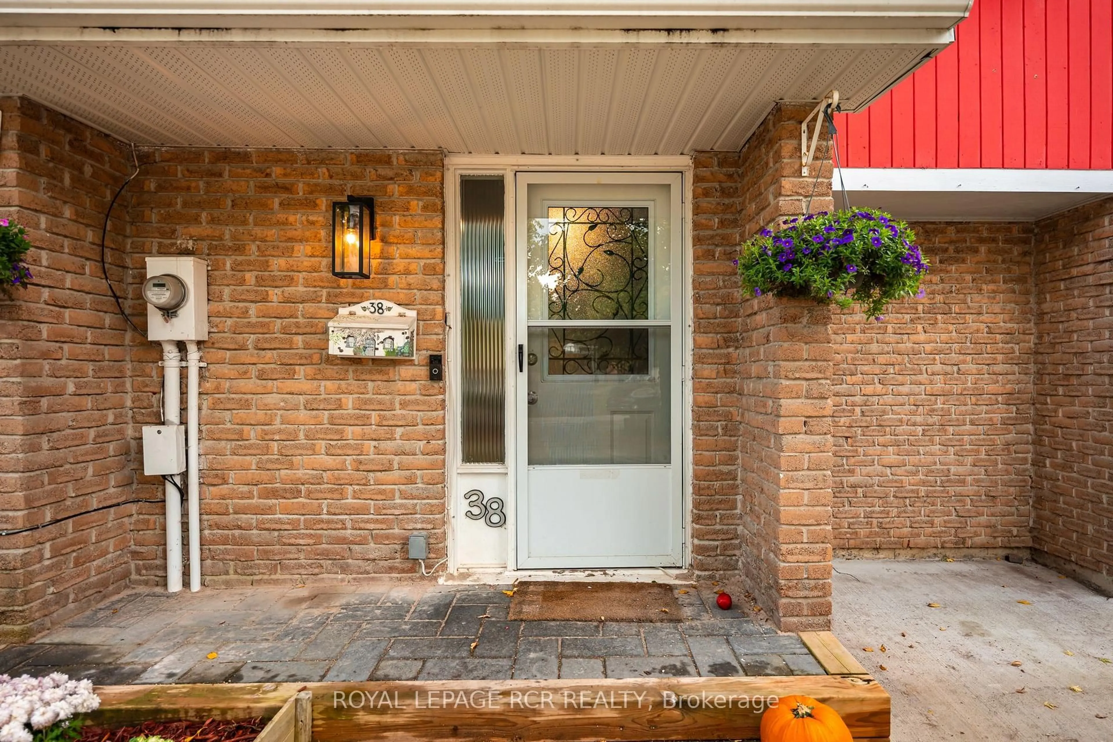 Indoor entryway for 38 Karen Crt, Orangeville Ontario L9W 3S3
