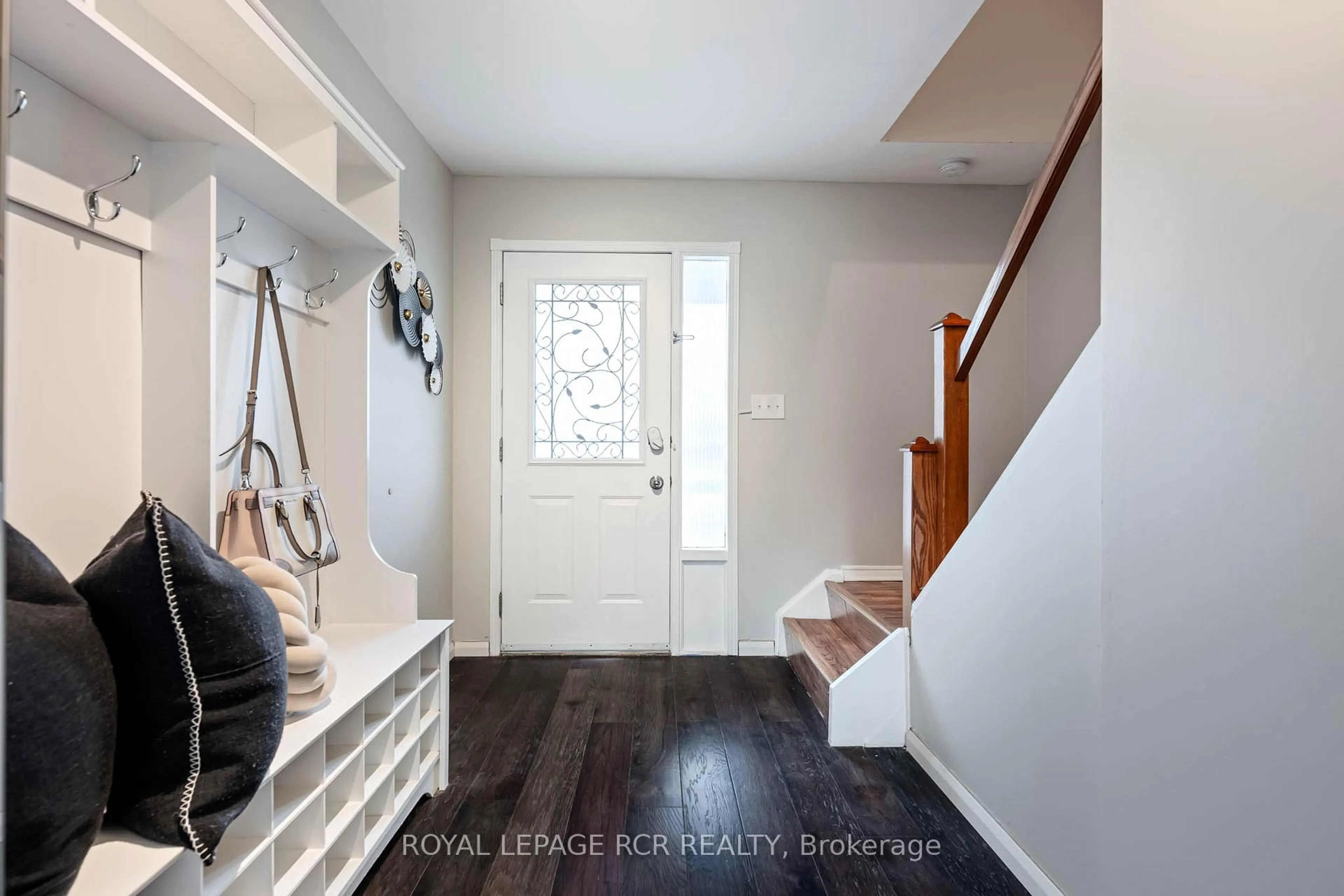 Indoor entryway for 38 Karen Crt, Orangeville Ontario L9W 3S3