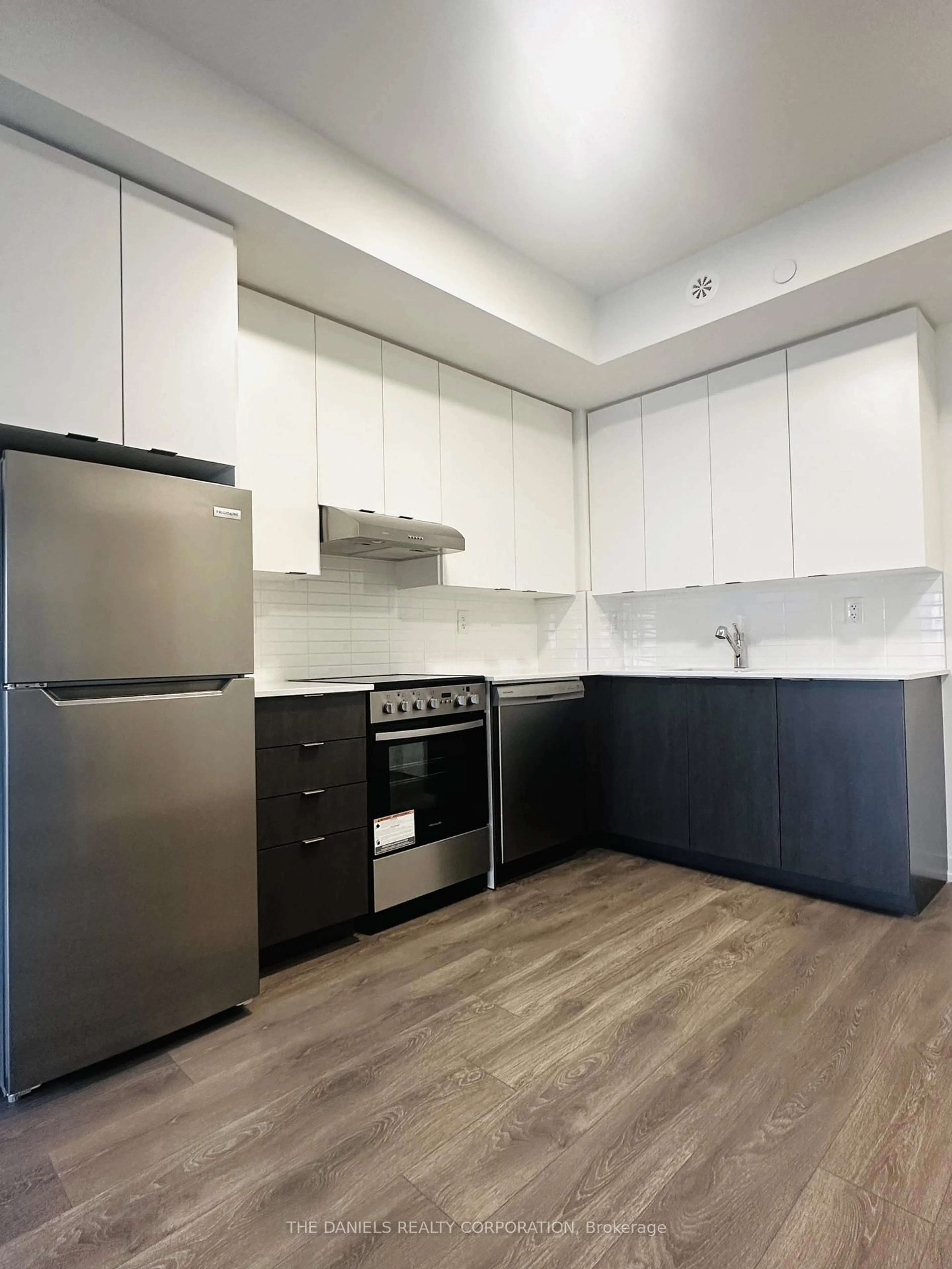 Standard kitchen, unknown for 135 Canon Jackson Dr #505, Toronto Ontario M6M 0C3