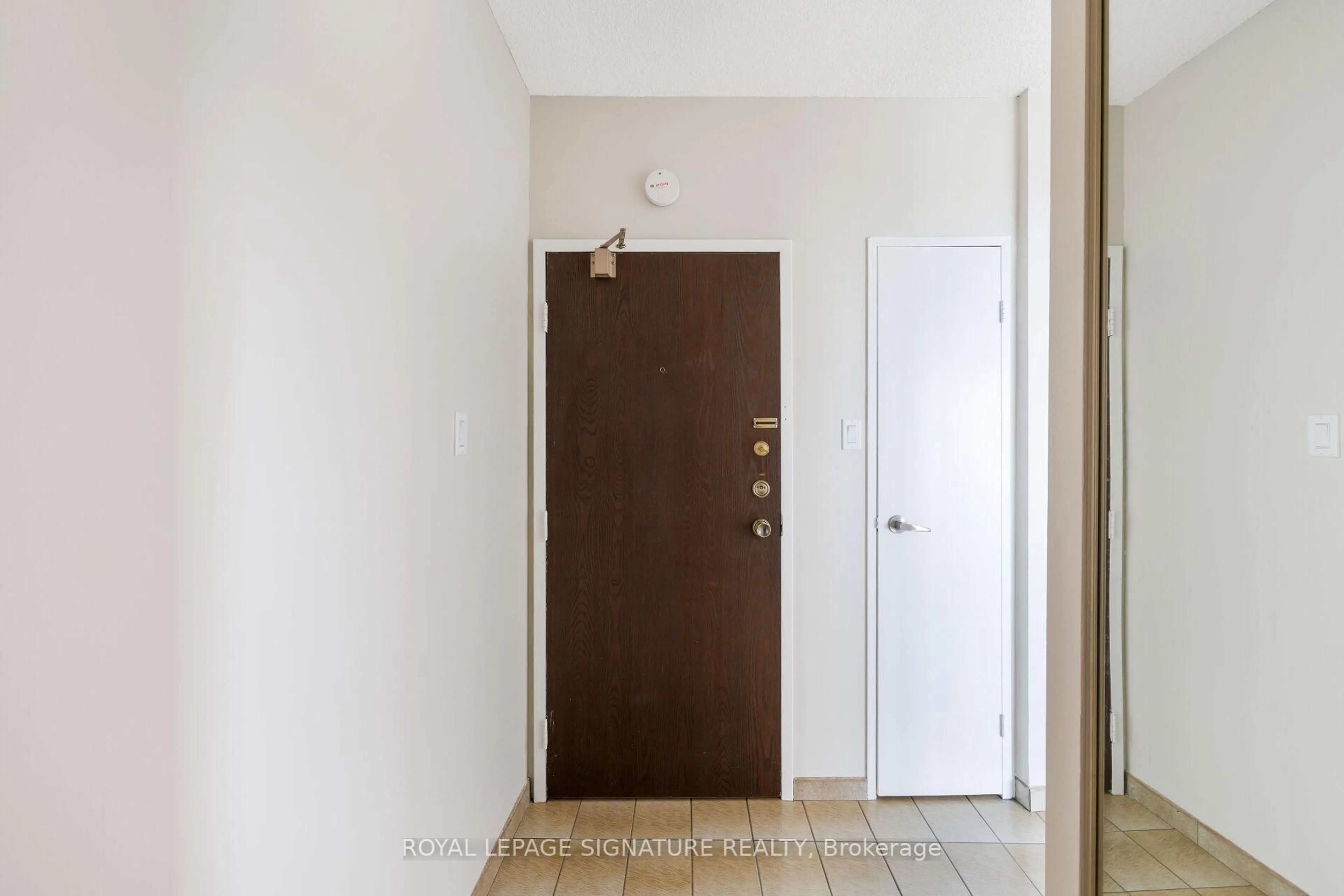 Indoor entryway for 2130 Weston Rd #PH5, Toronto Ontario M9N 3R9