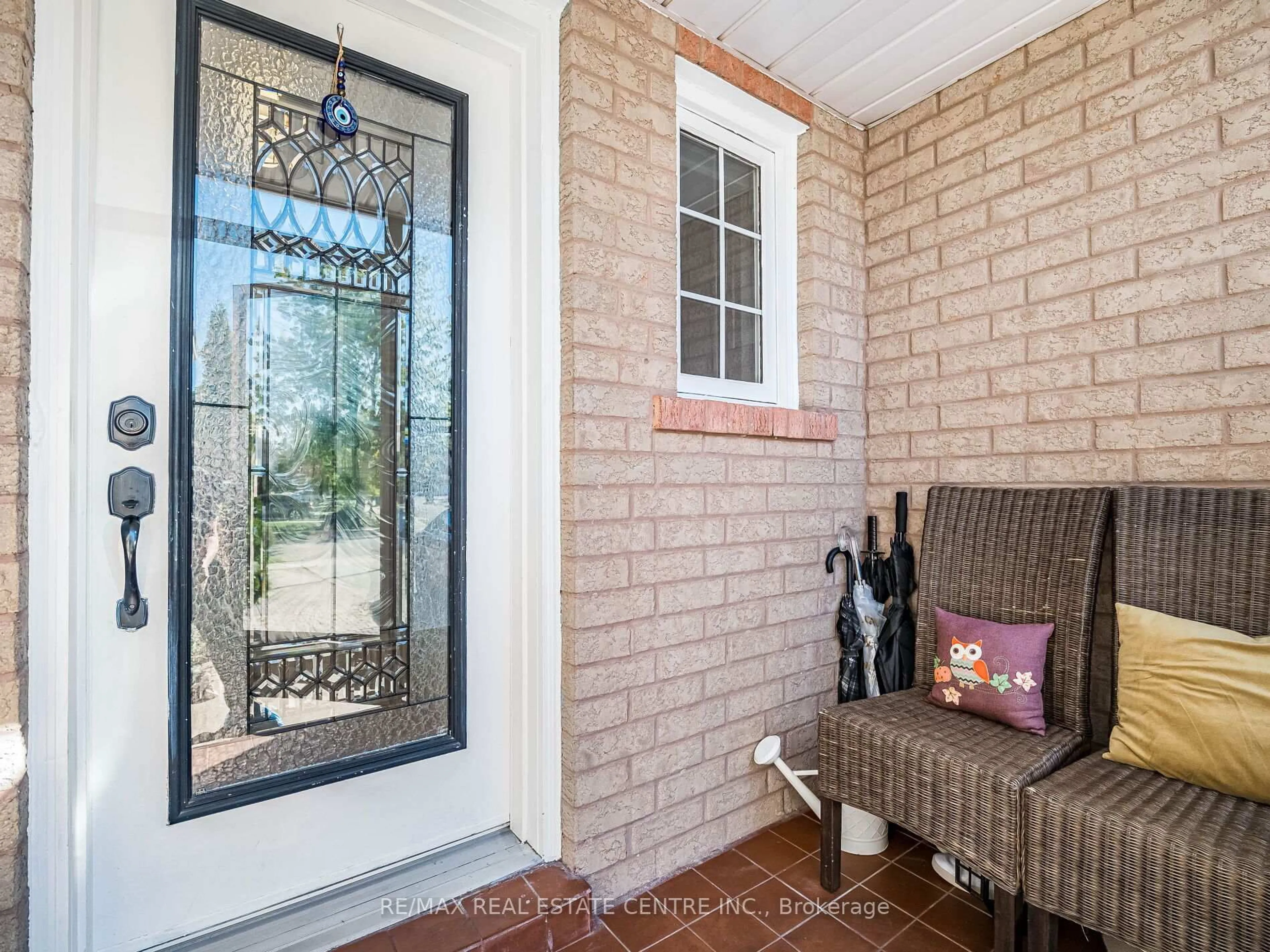 Indoor entryway for 100 White Tail Cres, Brampton Ontario L6Y 5B9