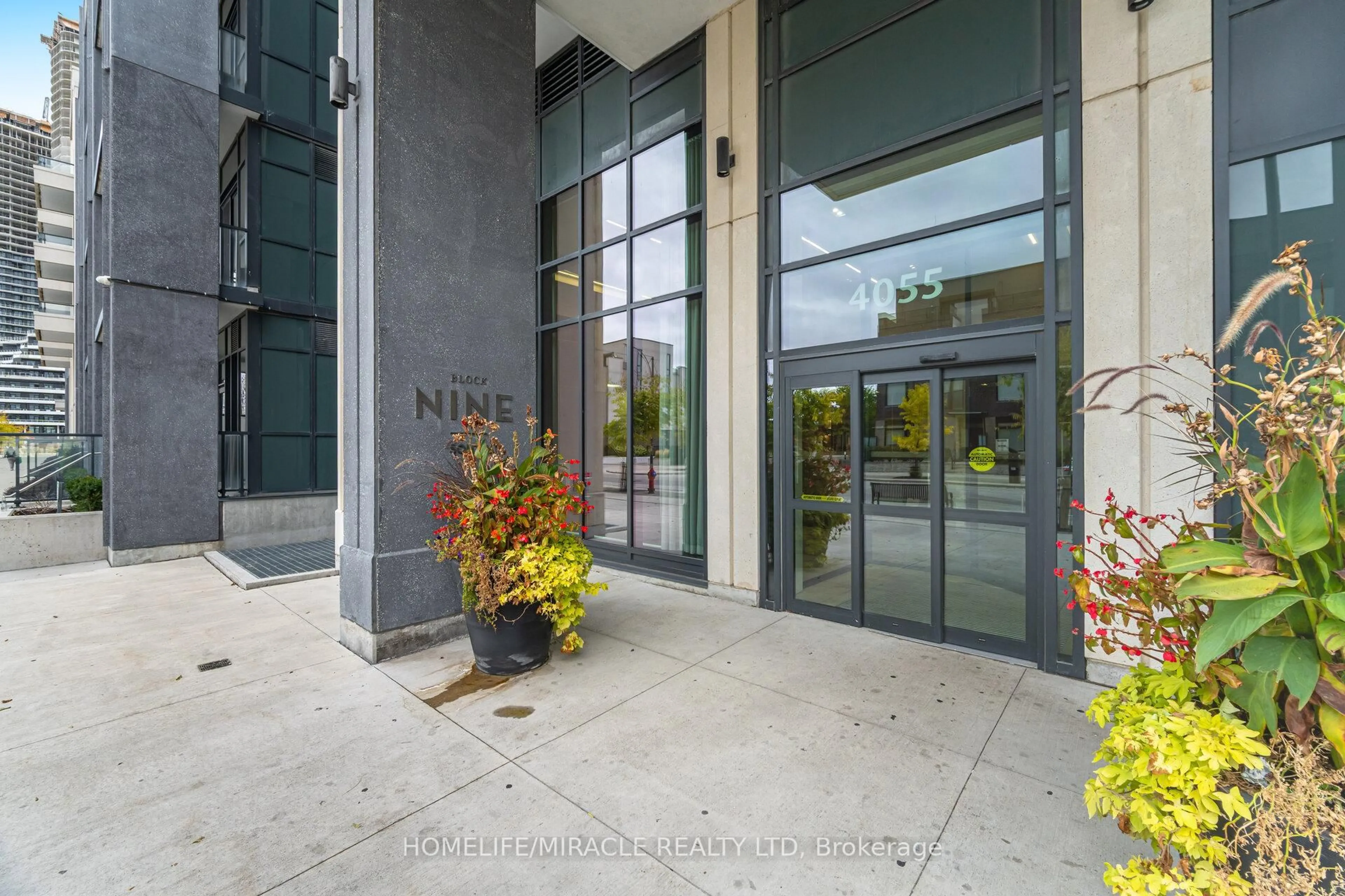 Indoor foyer for 4055 Parkside Village Dr #514, Mississauga Ontario L5B 0K8