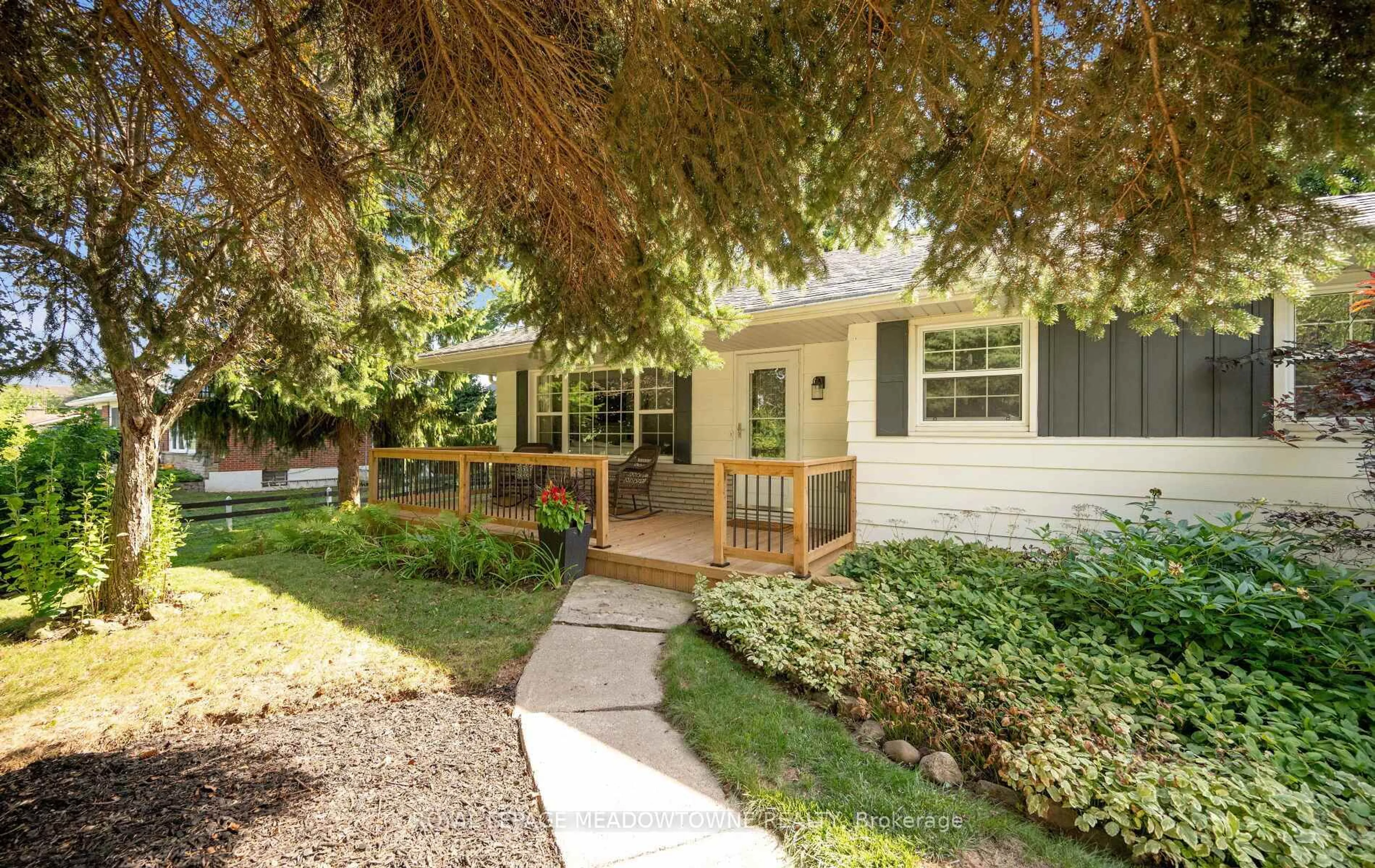 Home with vinyl exterior material, street for 10182 Tenth Line, Halton Hills Ontario L0P 1K0