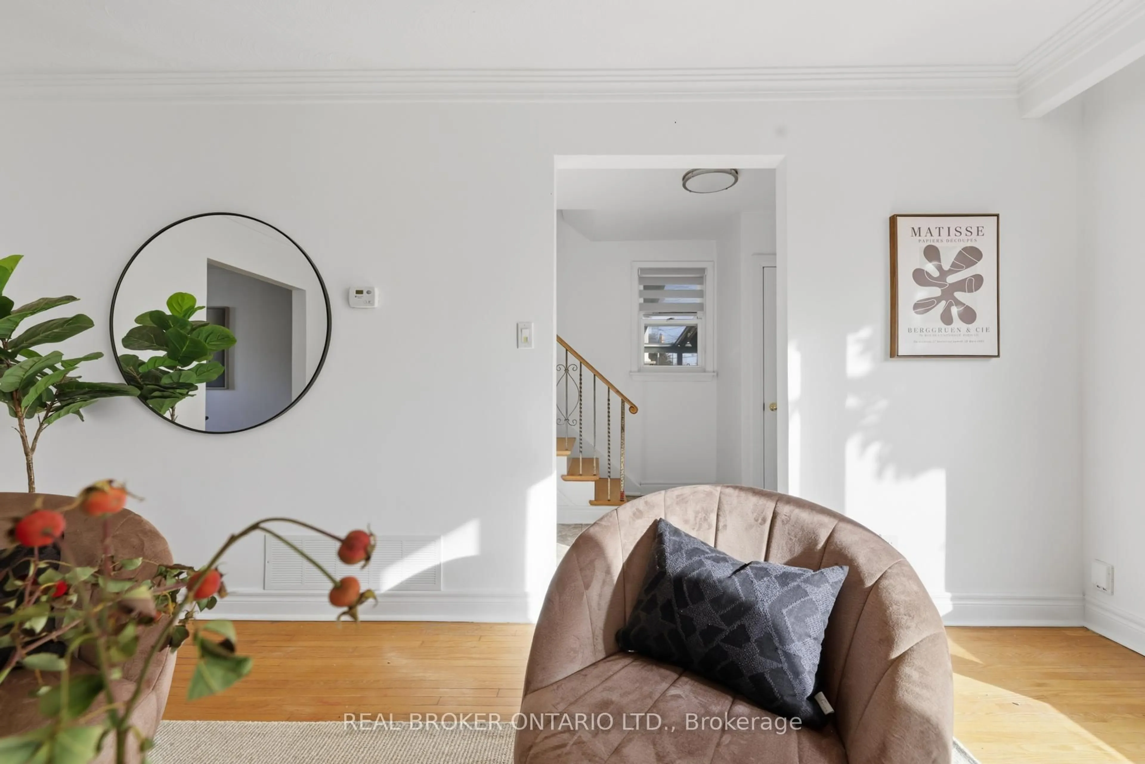 Indoor entryway for 1324 Lawrence Ave, Toronto Ontario M6L 1A7