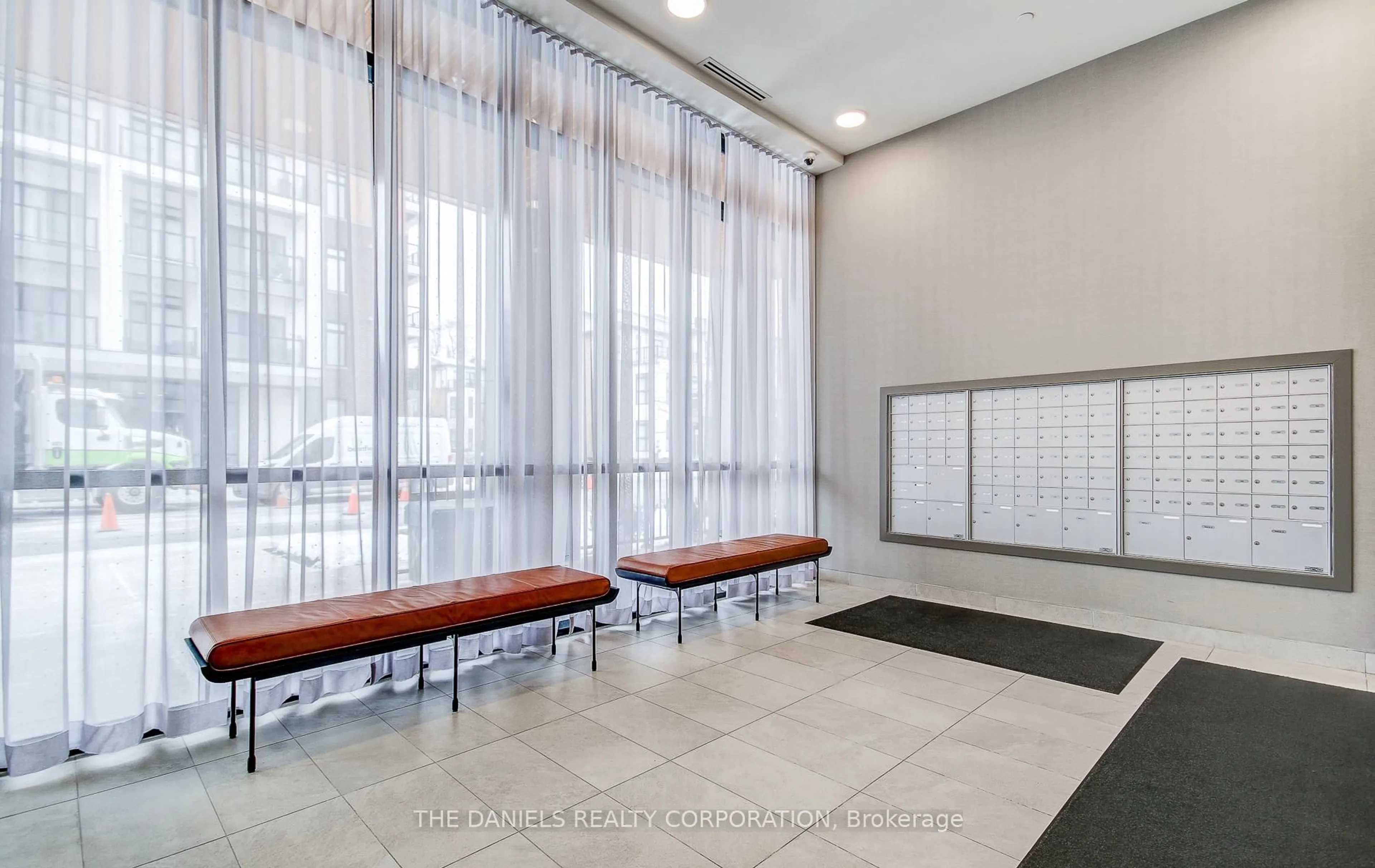 Indoor foyer for 165 Canon Jackson Dr #509, Toronto Ontario M6M 0C3