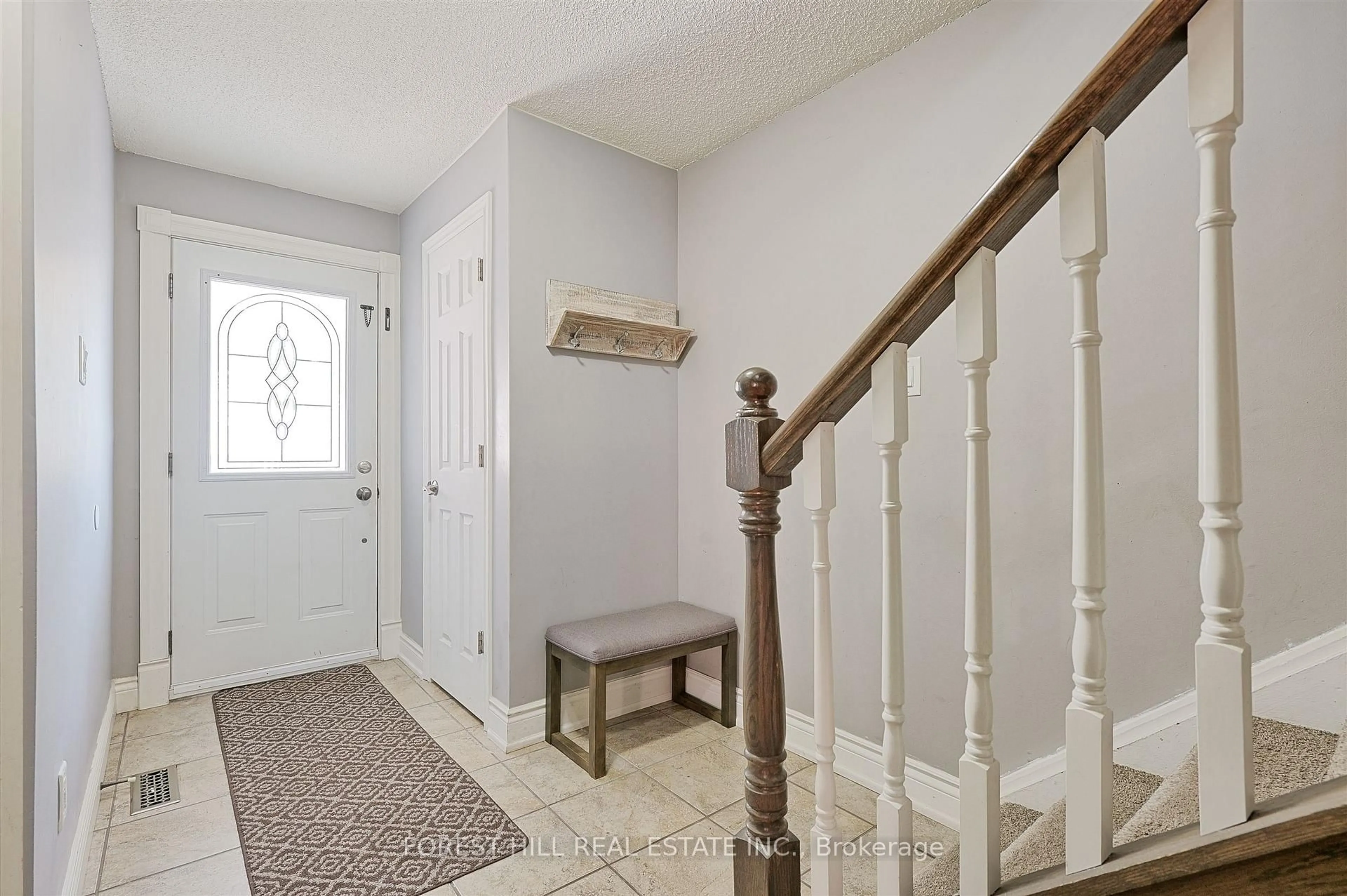Indoor entryway for 17 Rushmore Cres, Brampton Ontario L6Z 1R1