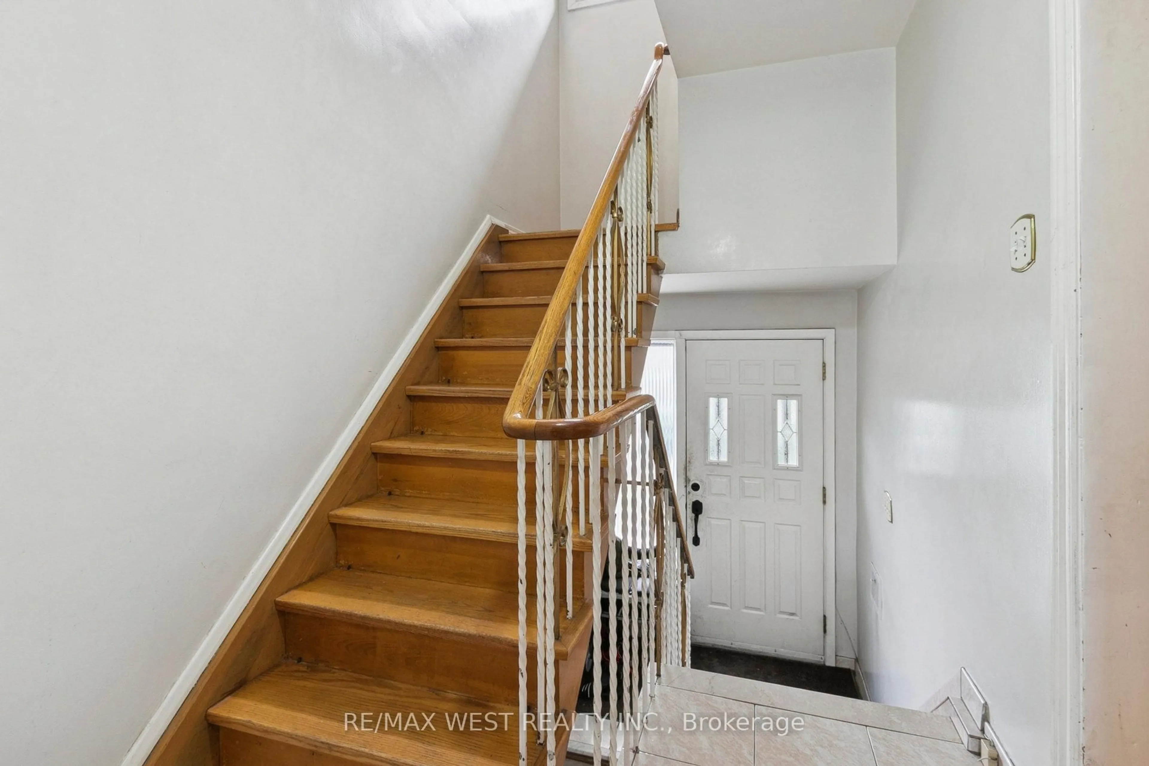 Unknown for 562 Alliance Ave, Toronto Ontario M6N 2J5