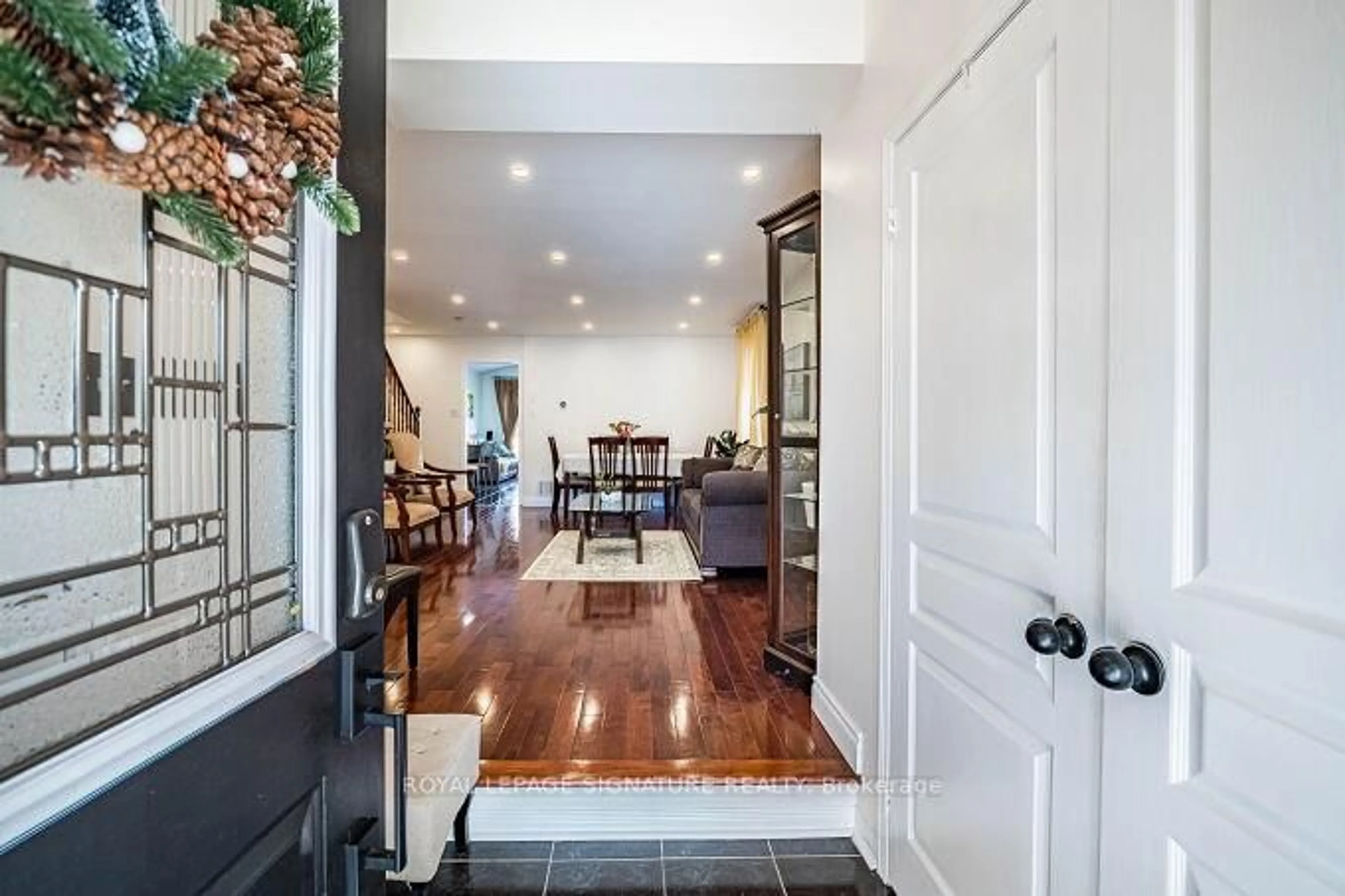 Indoor entryway for 5708 Margarita Cres, Mississauga Ontario L5M 6Y8