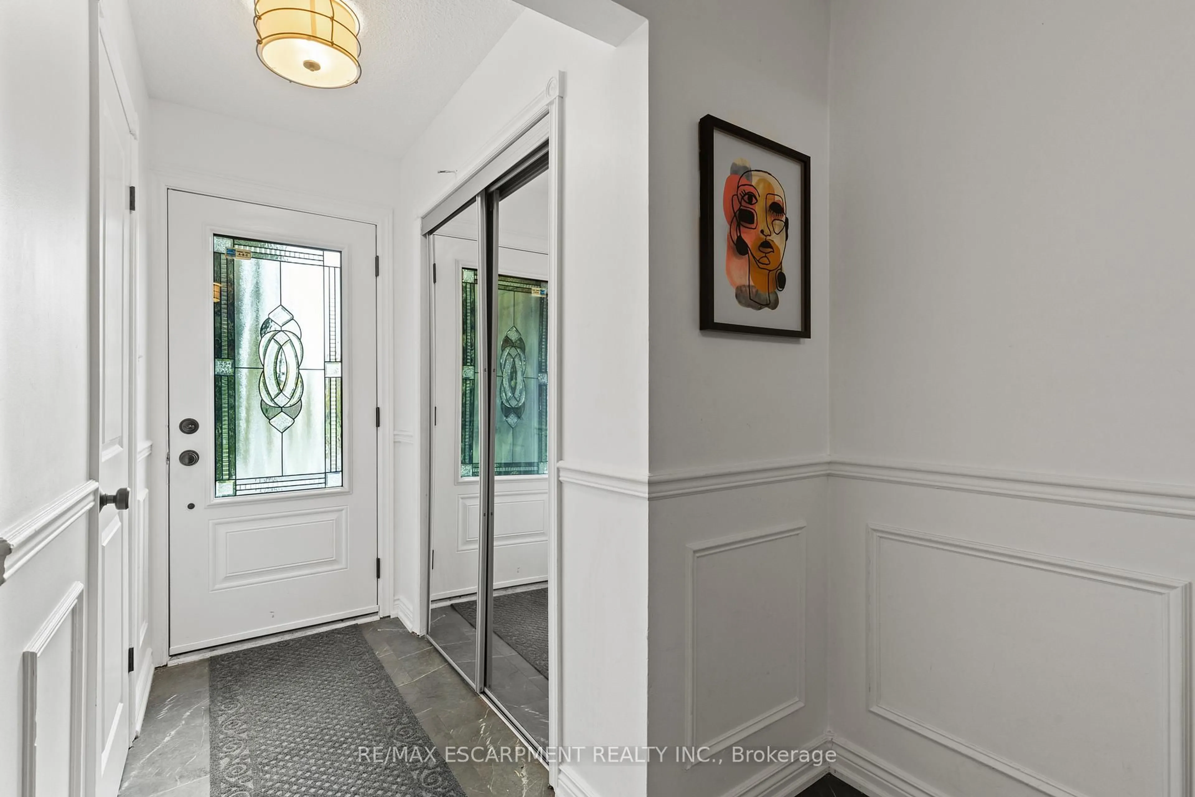 Indoor entryway for 2396 Lyford Lane, Burlington Ontario L7P 3Y8
