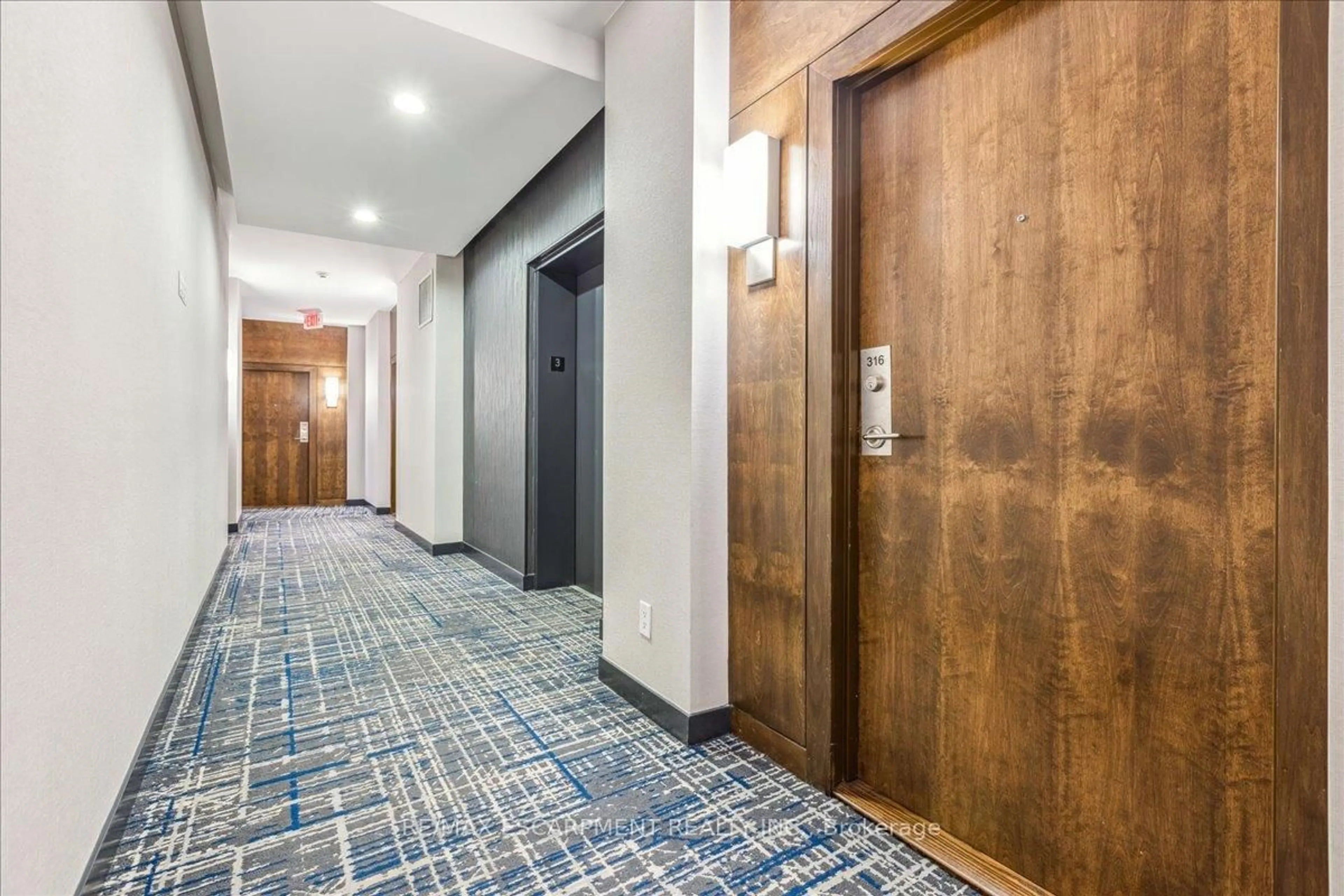 Indoor foyer for 1 Hurontario St #316, Mississauga Ontario L5G 0A3