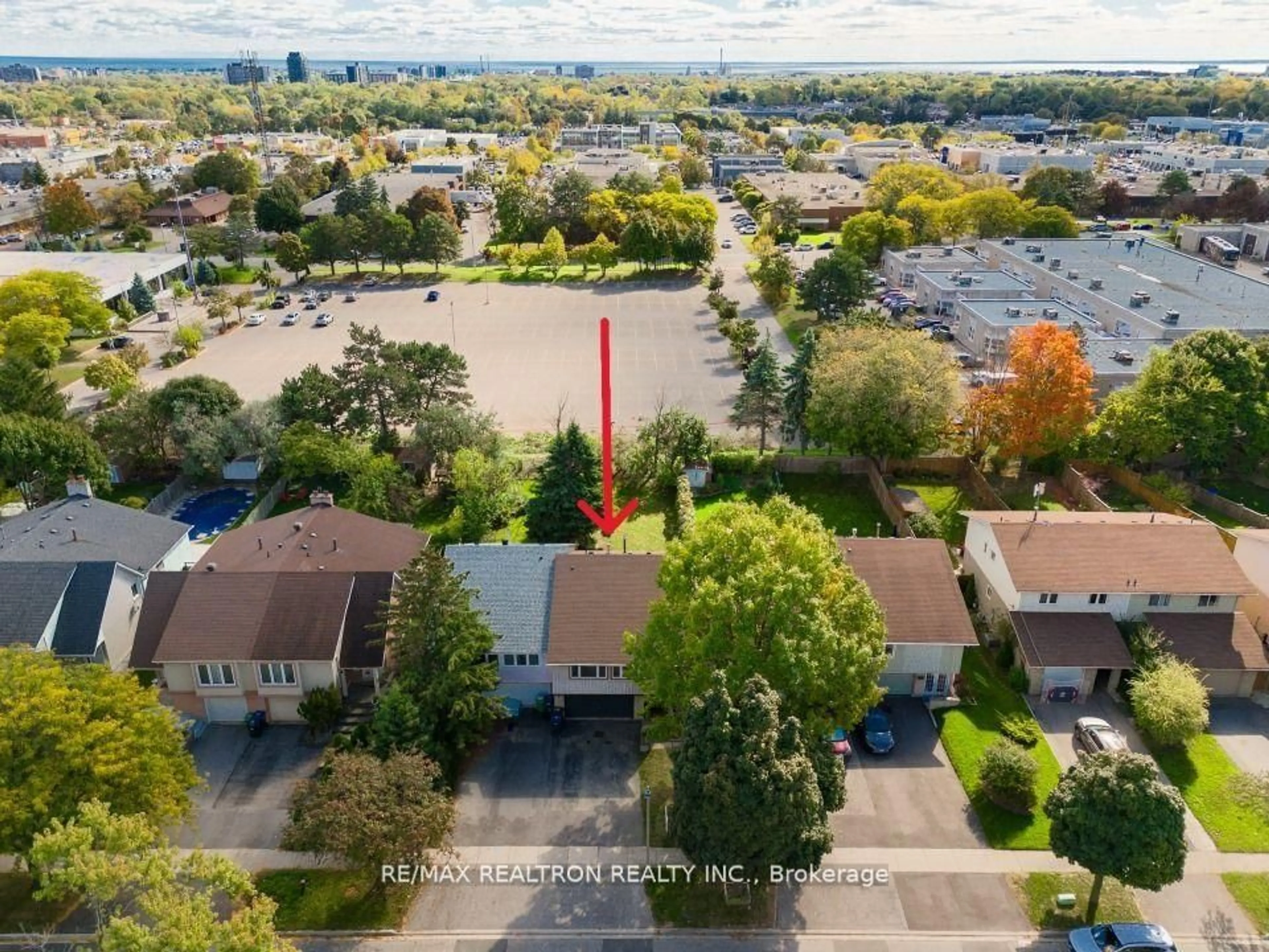 A pic from outside/outdoor area/front of a property/back of a property/a pic from drone, unknown for 2440 Mainroyal St, Mississauga Ontario L5L 1C9