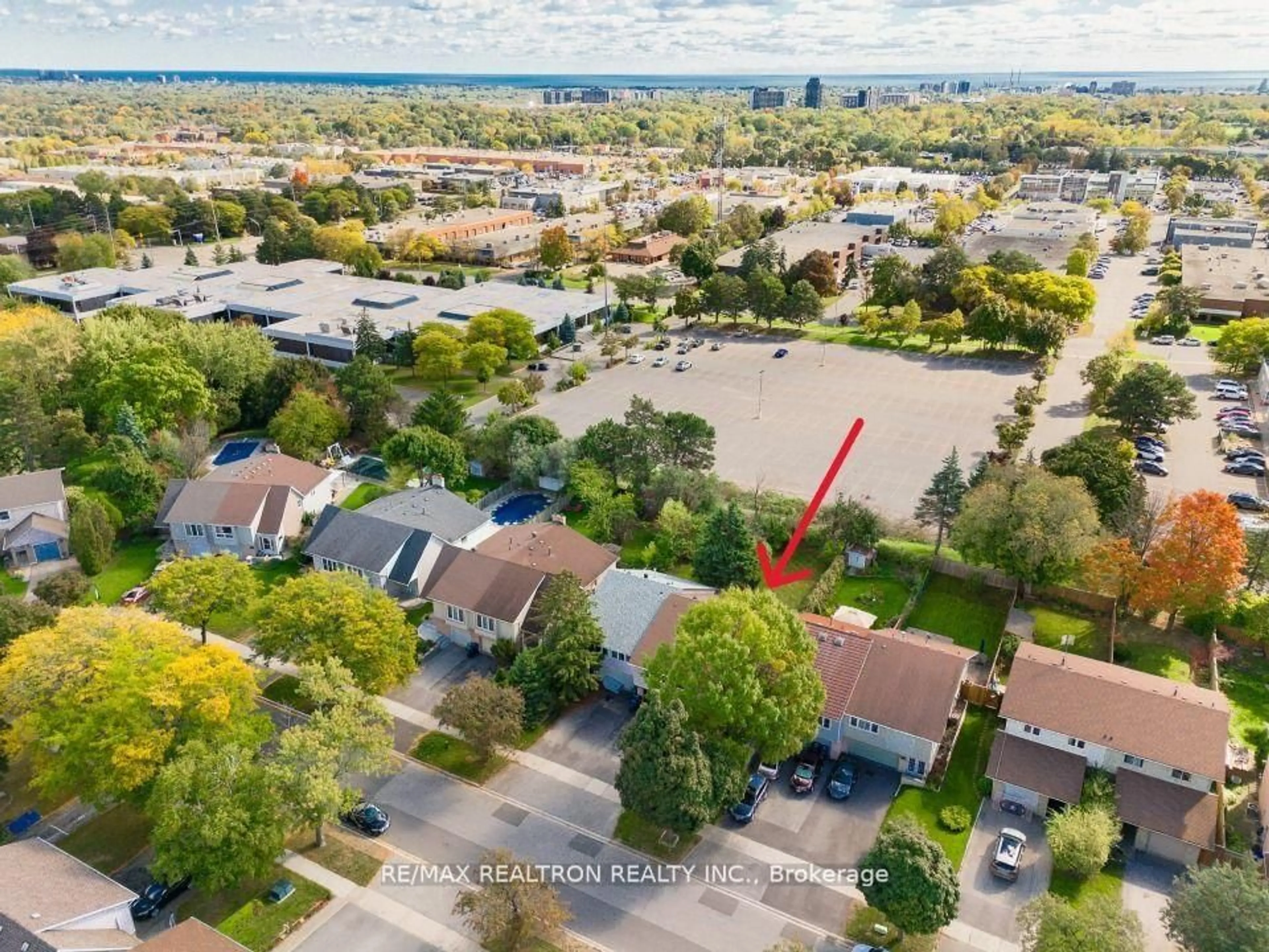 A pic from outside/outdoor area/front of a property/back of a property/a pic from drone, water/lake/river/ocean view for 2440 Mainroyal St, Mississauga Ontario L5L 1C9