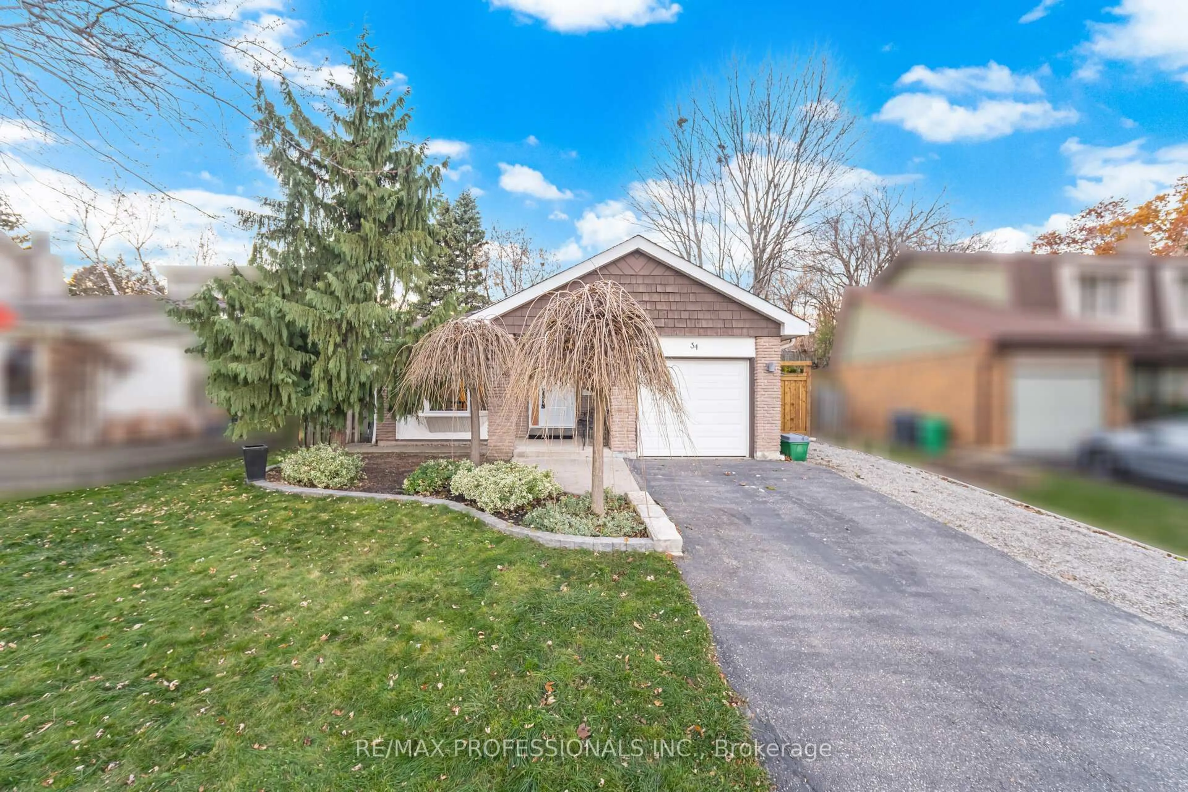 A pic from outside/outdoor area/front of a property/back of a property/a pic from drone, street for 34 Lorraine Cres, Brampton Ontario L6S 2R7